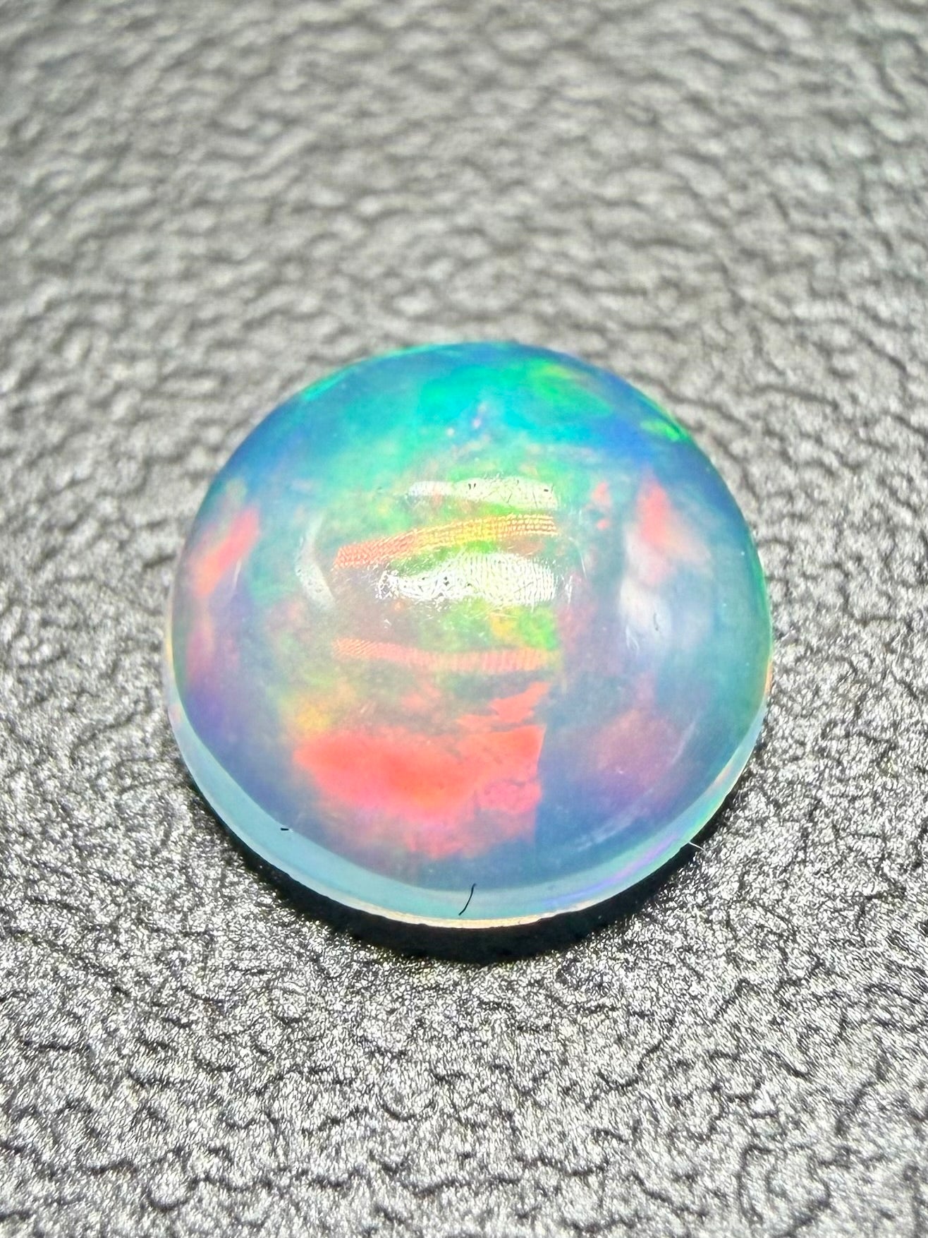 Precious opal cabochon 0,4ct – Welo, Ethiopia