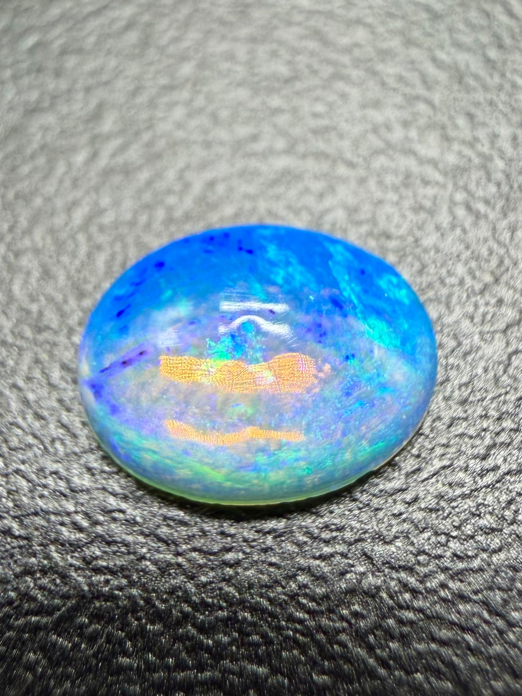 Precious opal cabochon 0,7ct – Welo, Ethiopia