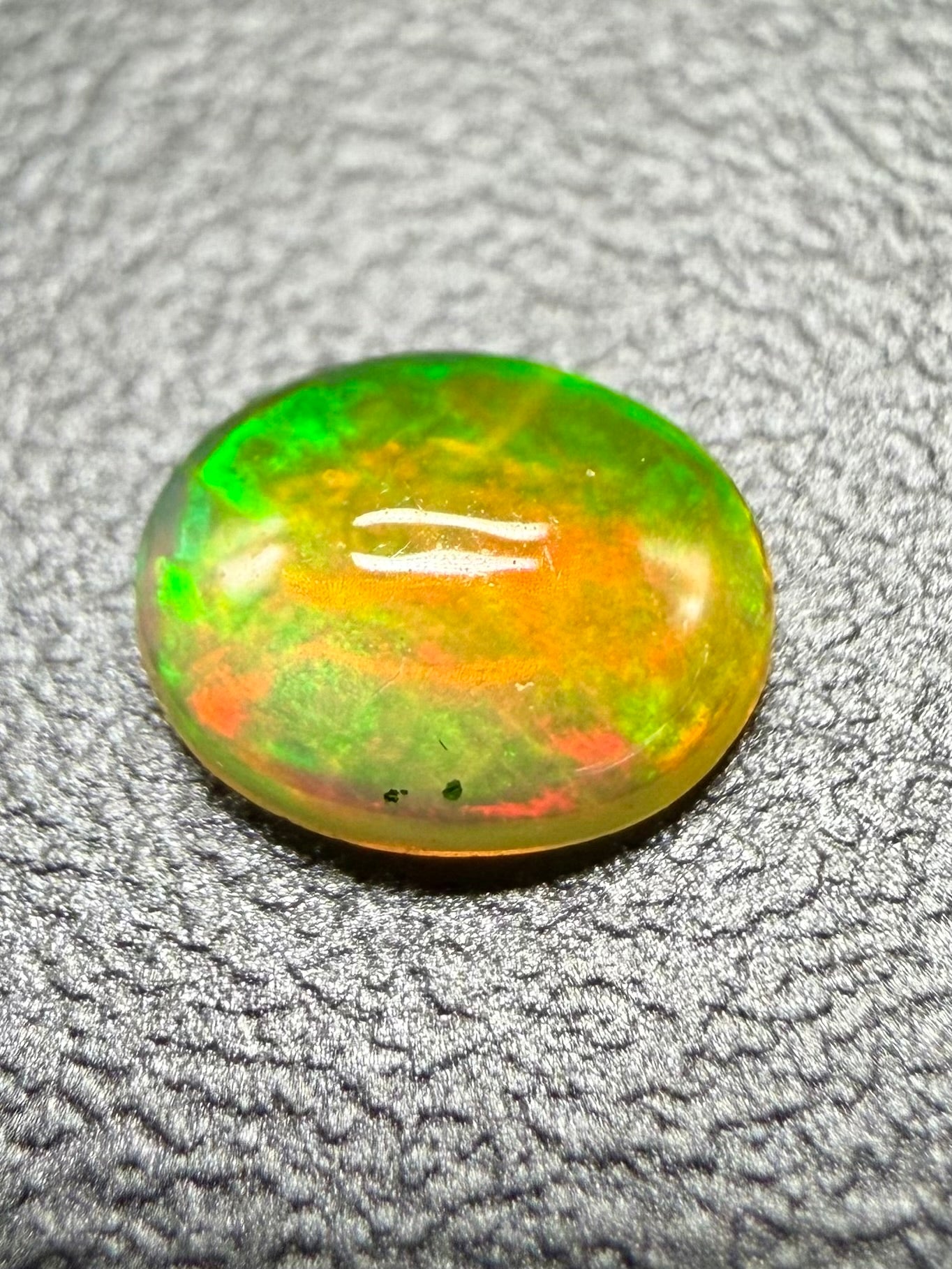 Precious opal cabochon 0,34ct – Welo, Ethiopia