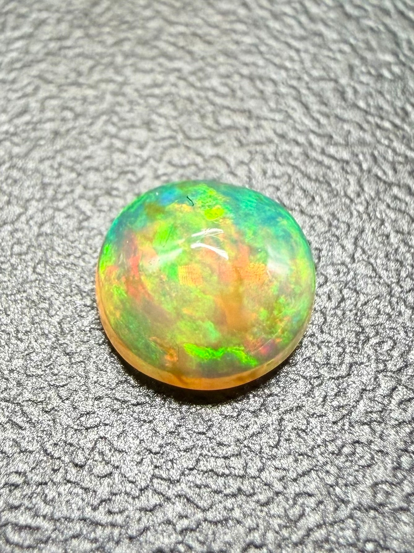 Precious opal cabochon 0,34ct – Welo, Ethiopia