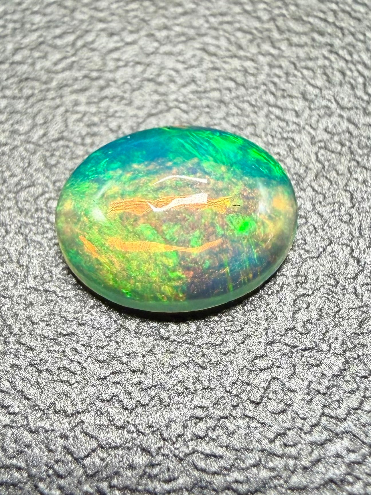 Precious opal cabochon 0,37ct – Welo, Ethiopia