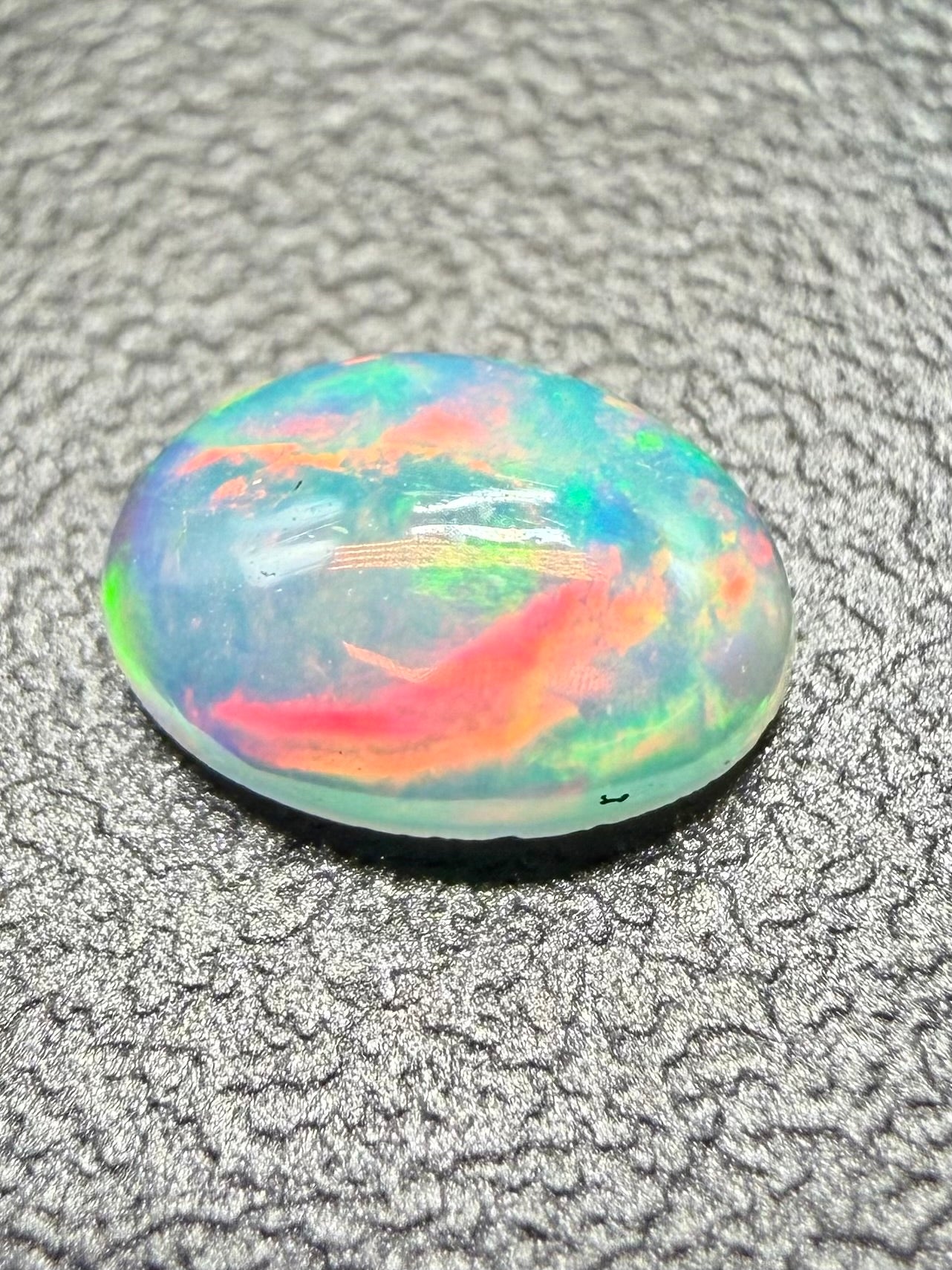 Precious opal cabochon 0,31ct – Welo, Ethiopia