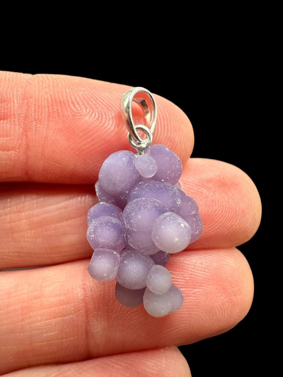 Pendente in calcedonia uva grezza dal Sulawesi con sfere lilla e gancio in argento 925