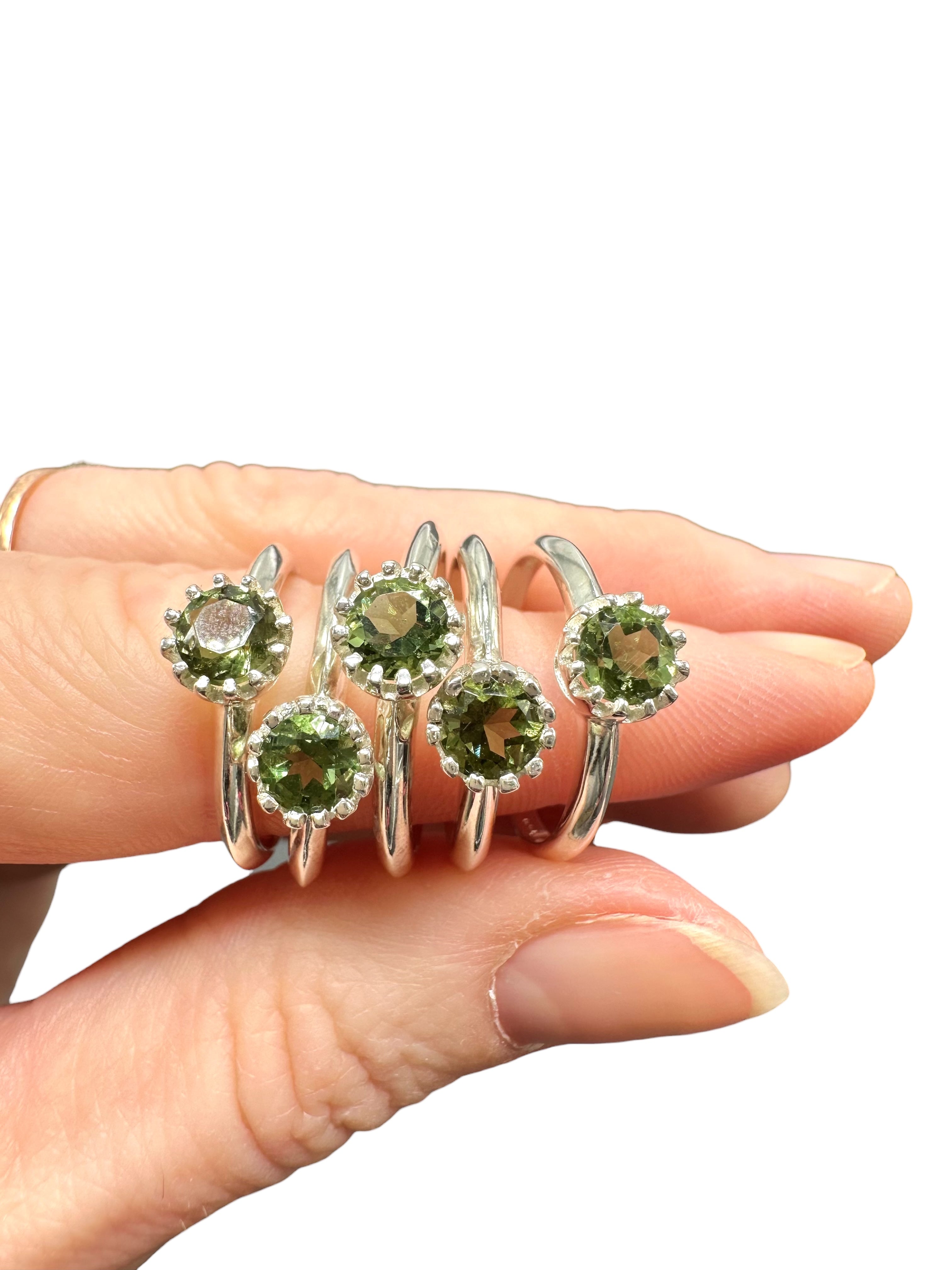 5 silver rings, different size, with cut moldavites