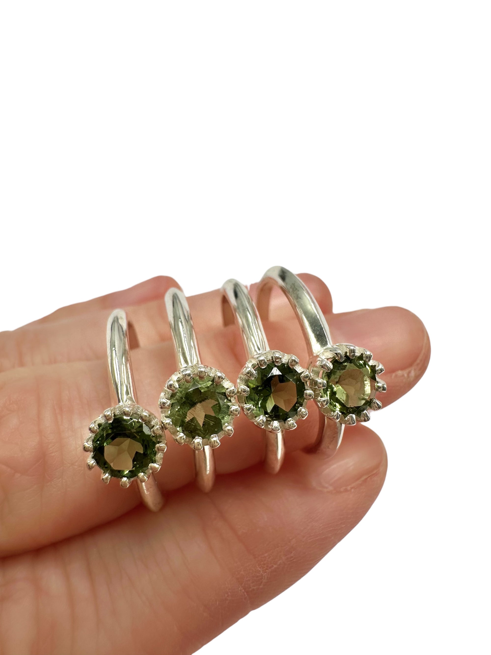 4 silver rings, size 58, with cut moldavites