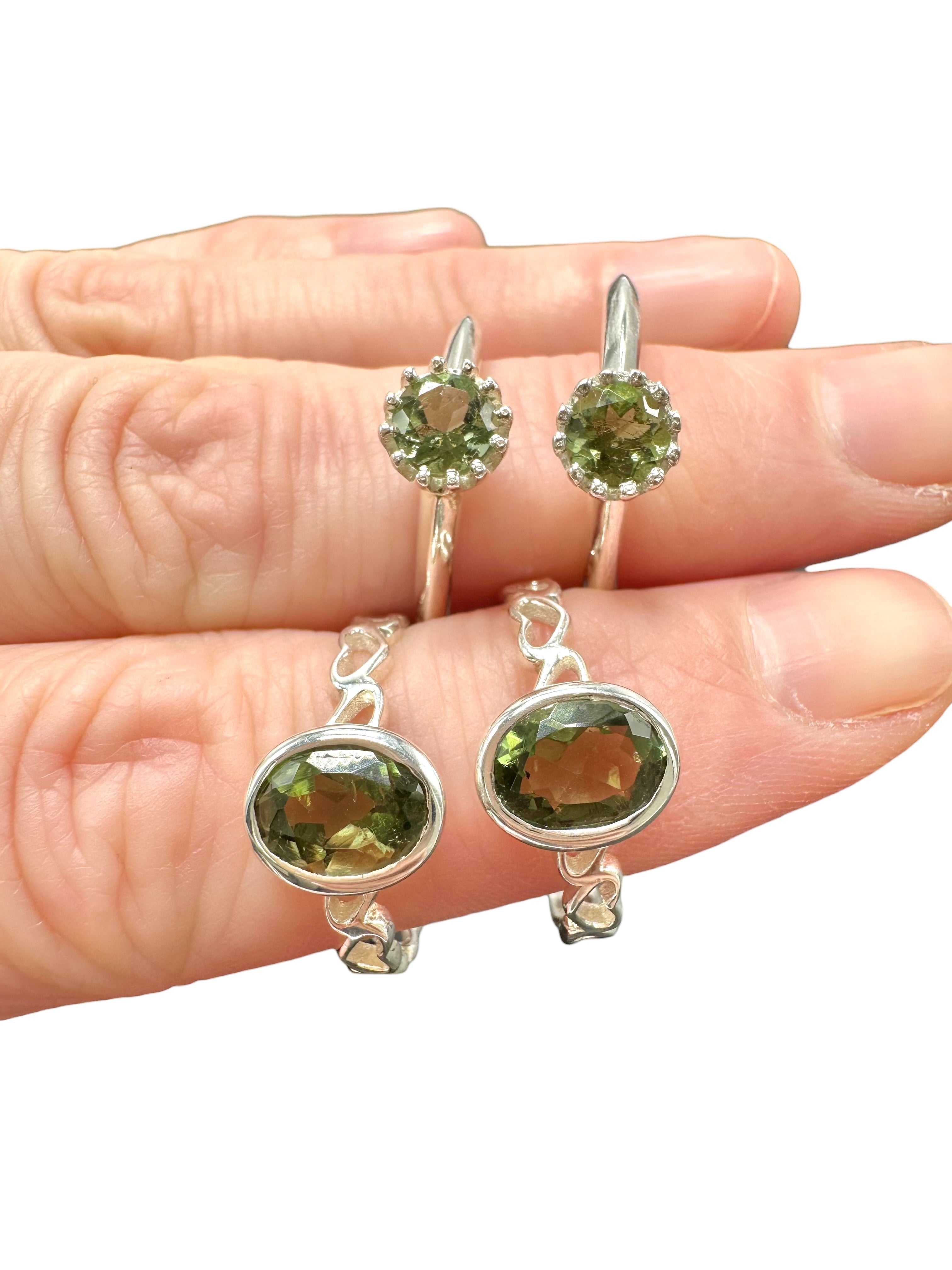 4 silver rings, size 54, with cut moldavites
