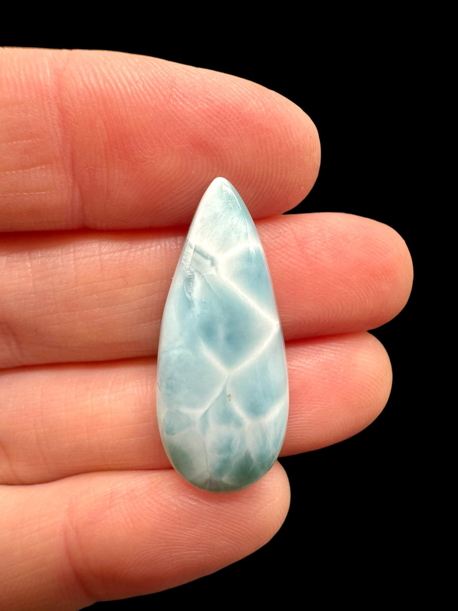 Cabochon di larimar a goccia azzurro-verde con reticolo bianco