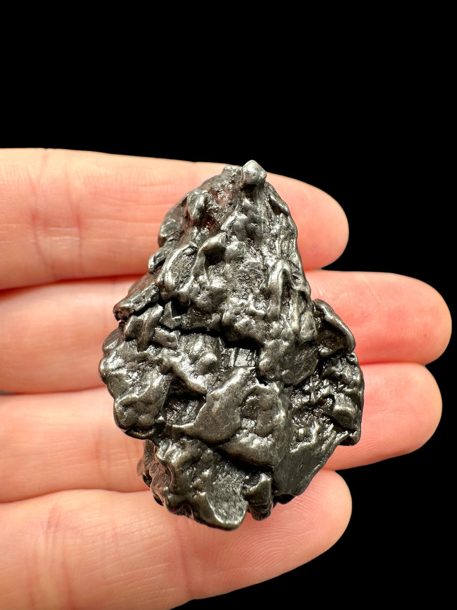 Meteorite ferroso Campo del Cielo grezzo con regmaglipti profondi e superficie grigio metallico
