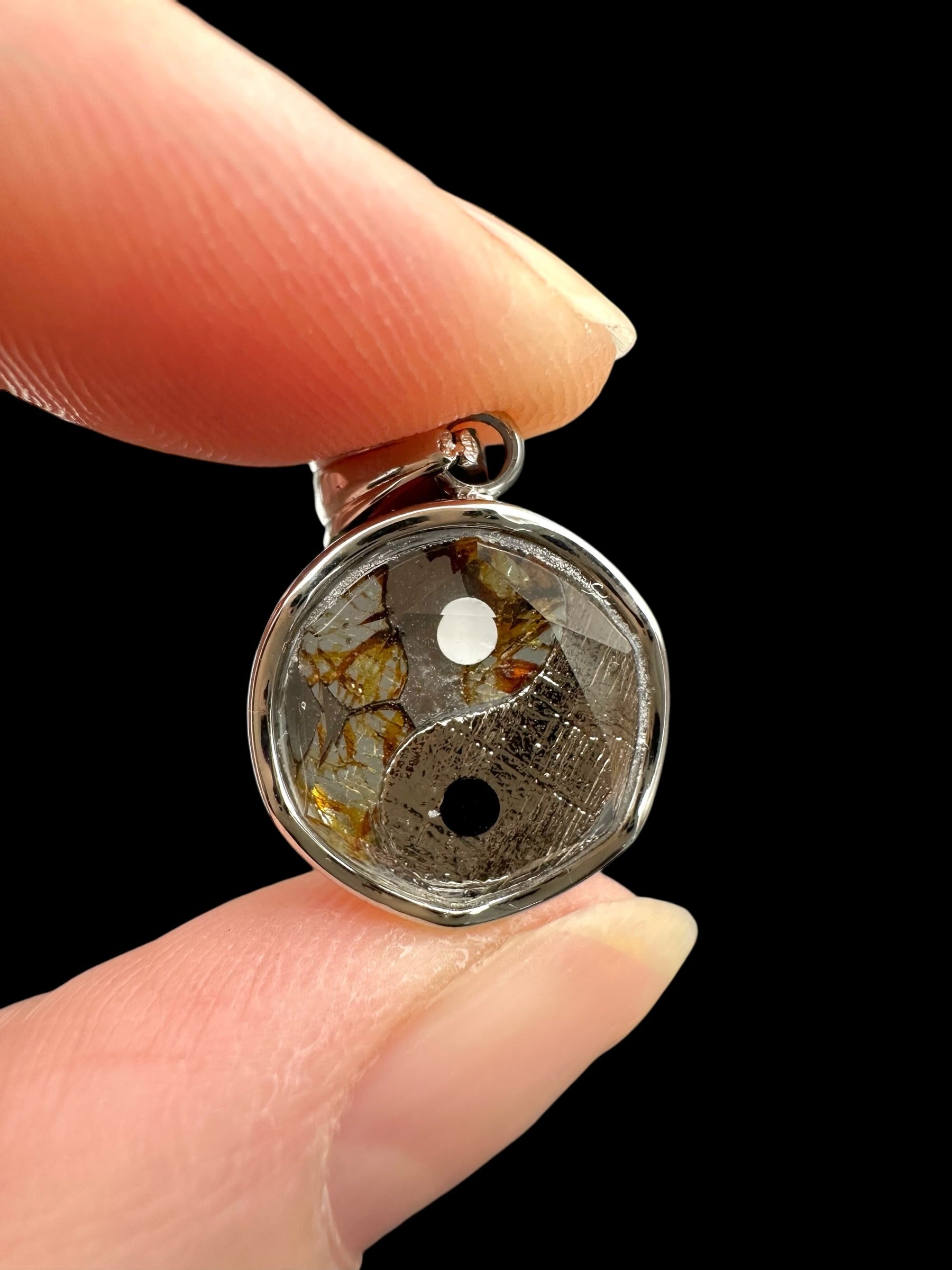 Yin and Yang pendant made from the Aletai and Sericho meteorites - P/M108