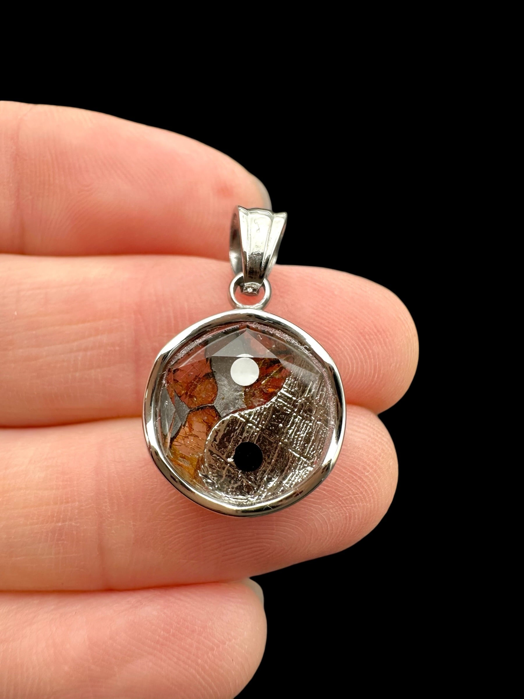 Yin and Yang pendant made from the Aletai and Sericho meteorites - P/M108