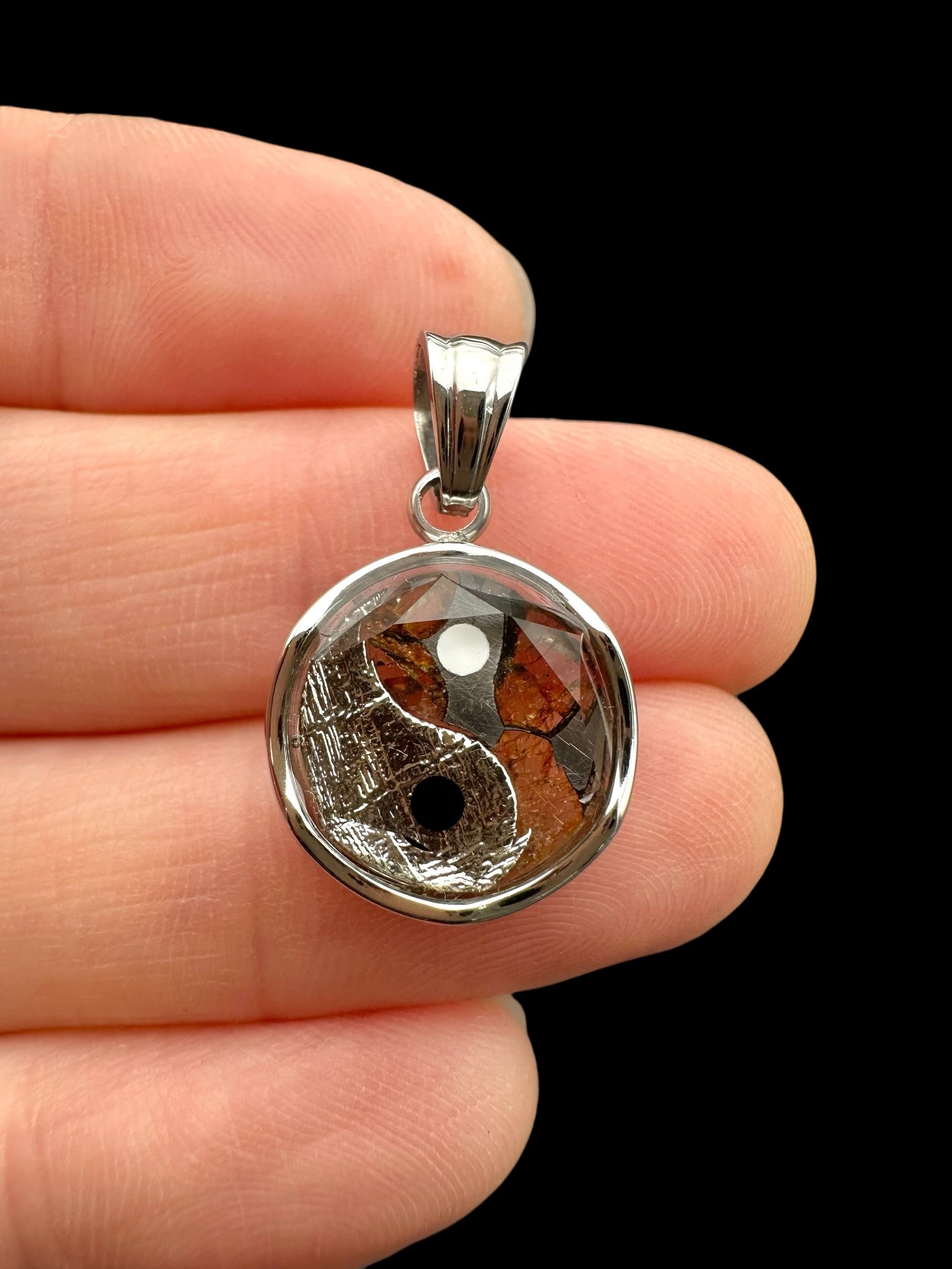 Yin and Yang pendant made from the Aletai and Sericho meteorites - P/M108