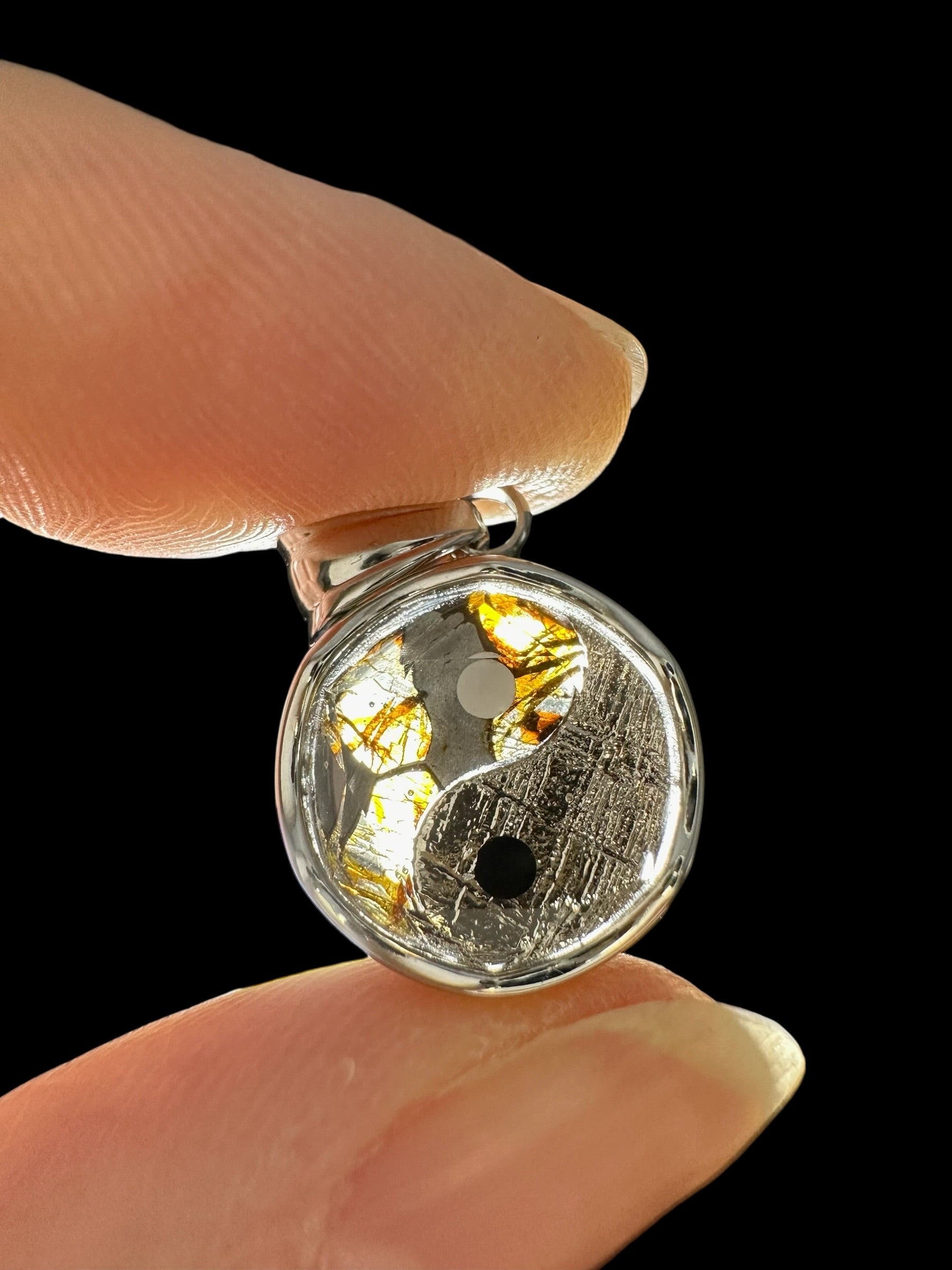 Yin and Yang pendant made from the Aletai and Sericho meteorites - P/M108