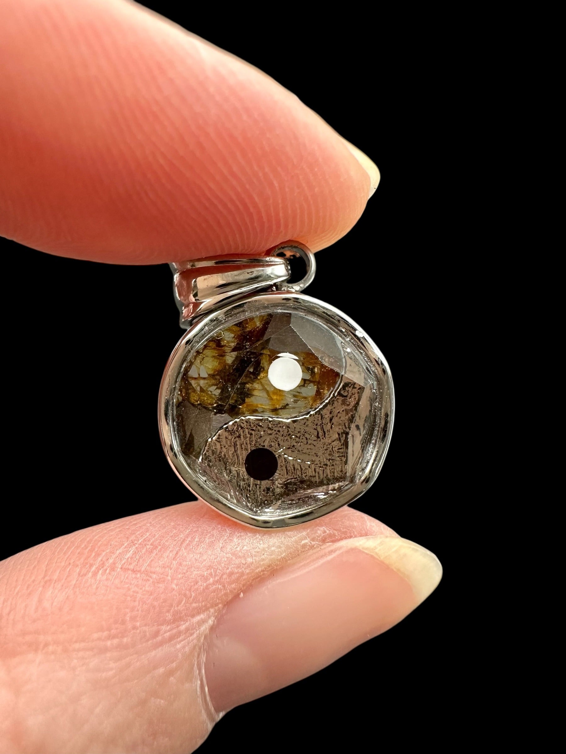 Yin and Yang pendant made from the Aletai and Sericho meteorites - P/M118