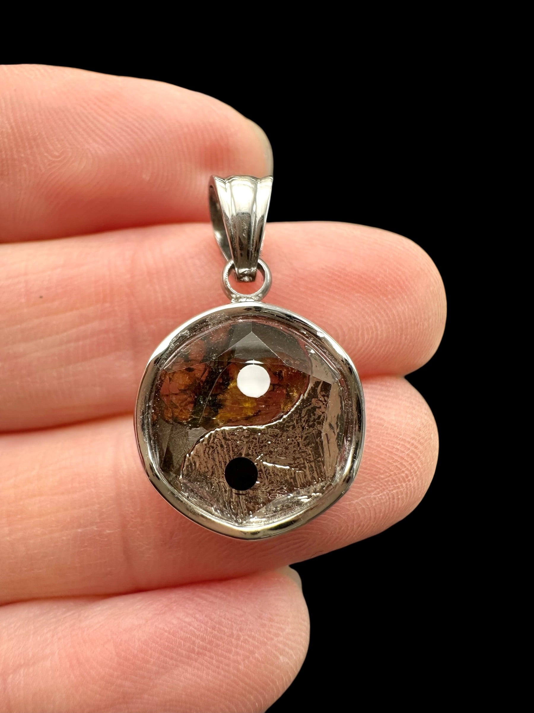 Yin and Yang pendant made from the Aletai and Sericho meteorites - P/M118