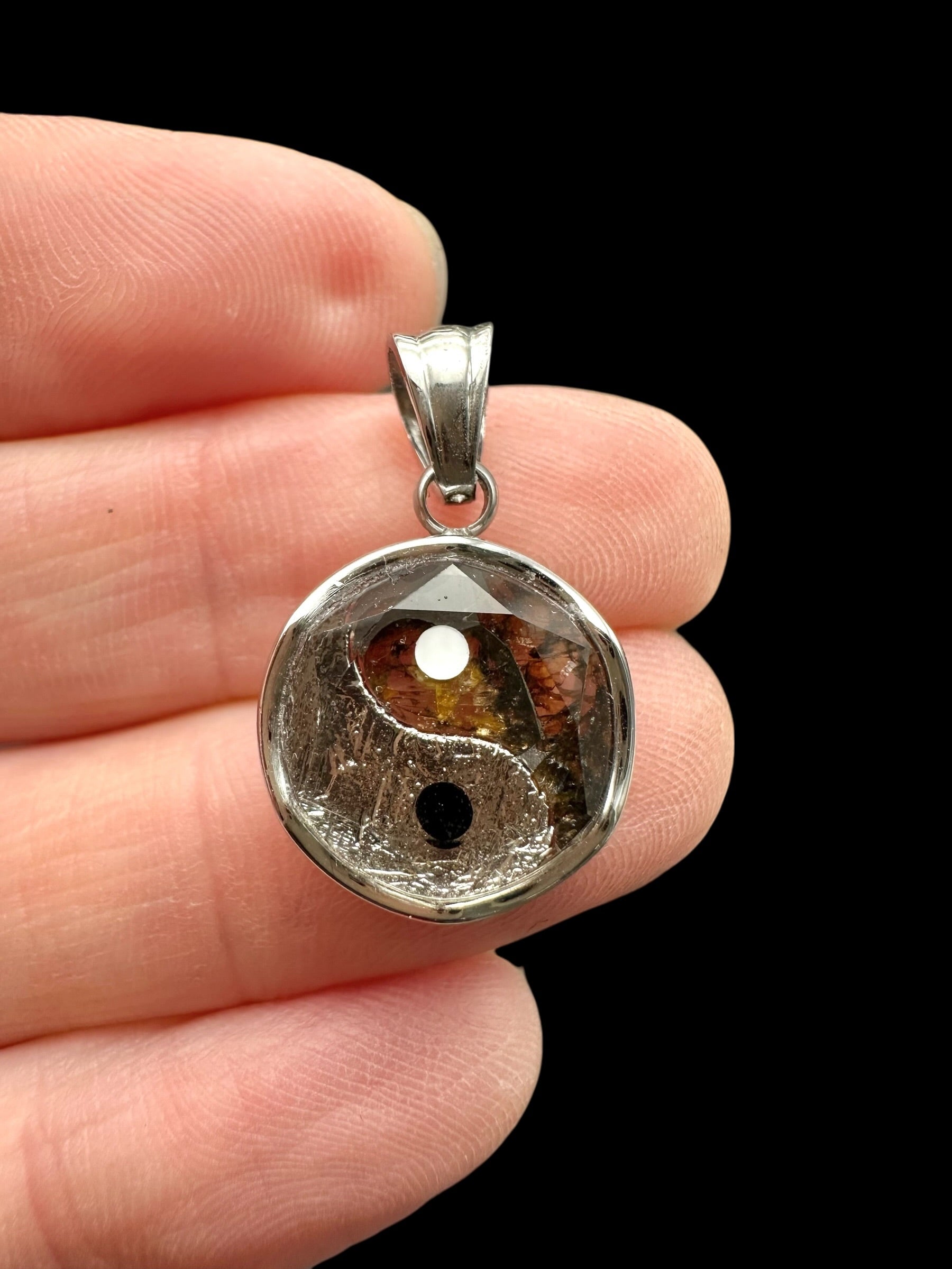 Yin and Yang pendant made from the Aletai and Sericho meteorites - P/M118