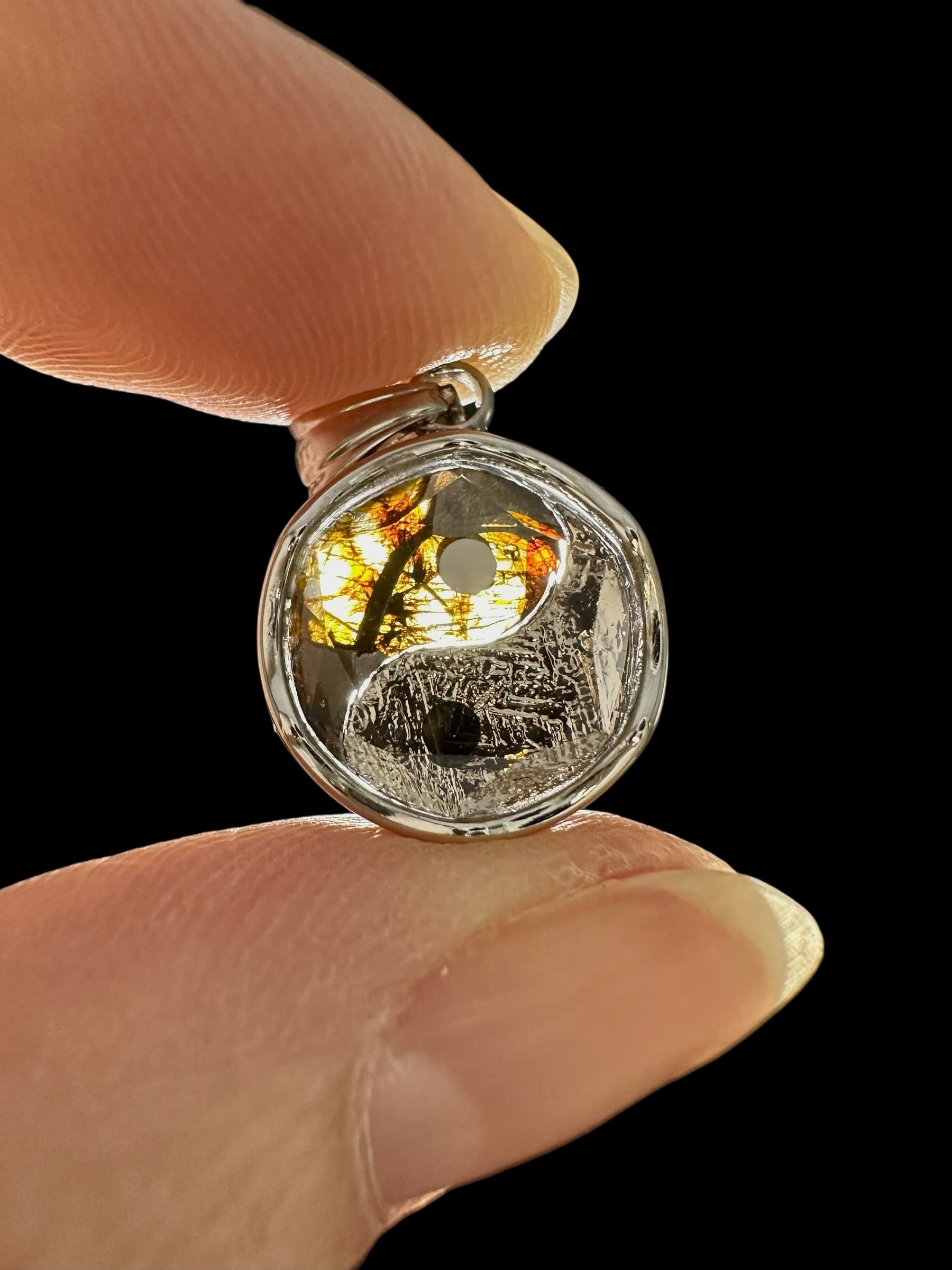 Yin and Yang pendant made from the Aletai and Sericho meteorites - P/M118