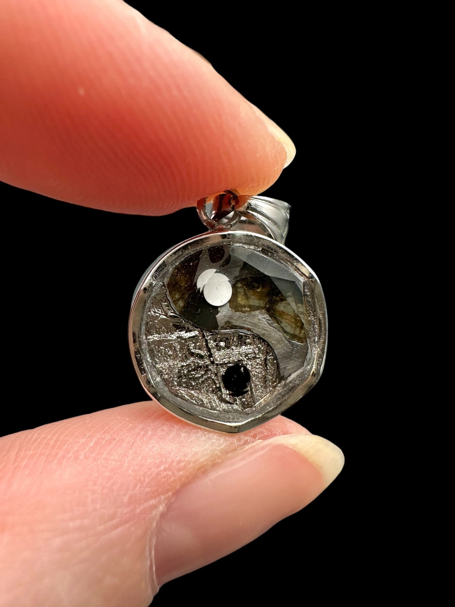 Yin and Yang pendant made from the Aletai and Sericho meteorites - P/M123