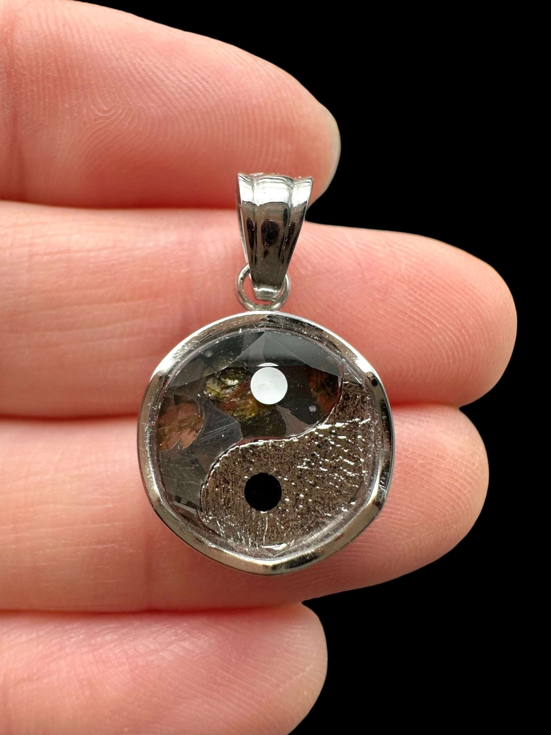 Yin and Yang pendant made from the Aletai and Sericho meteorites - P/M123
