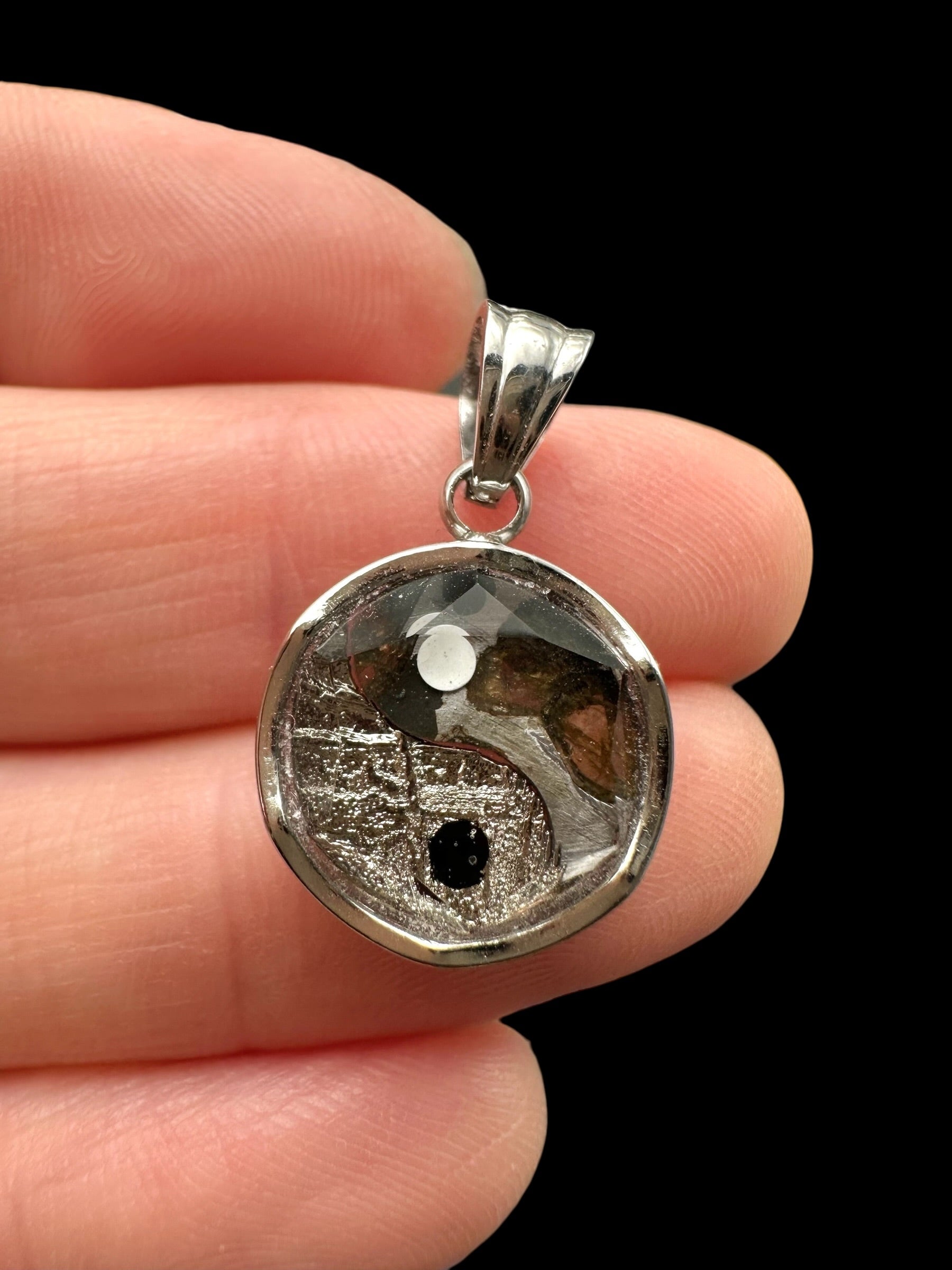 Yin and Yang pendant made from the Aletai and Sericho meteorites - P/M123