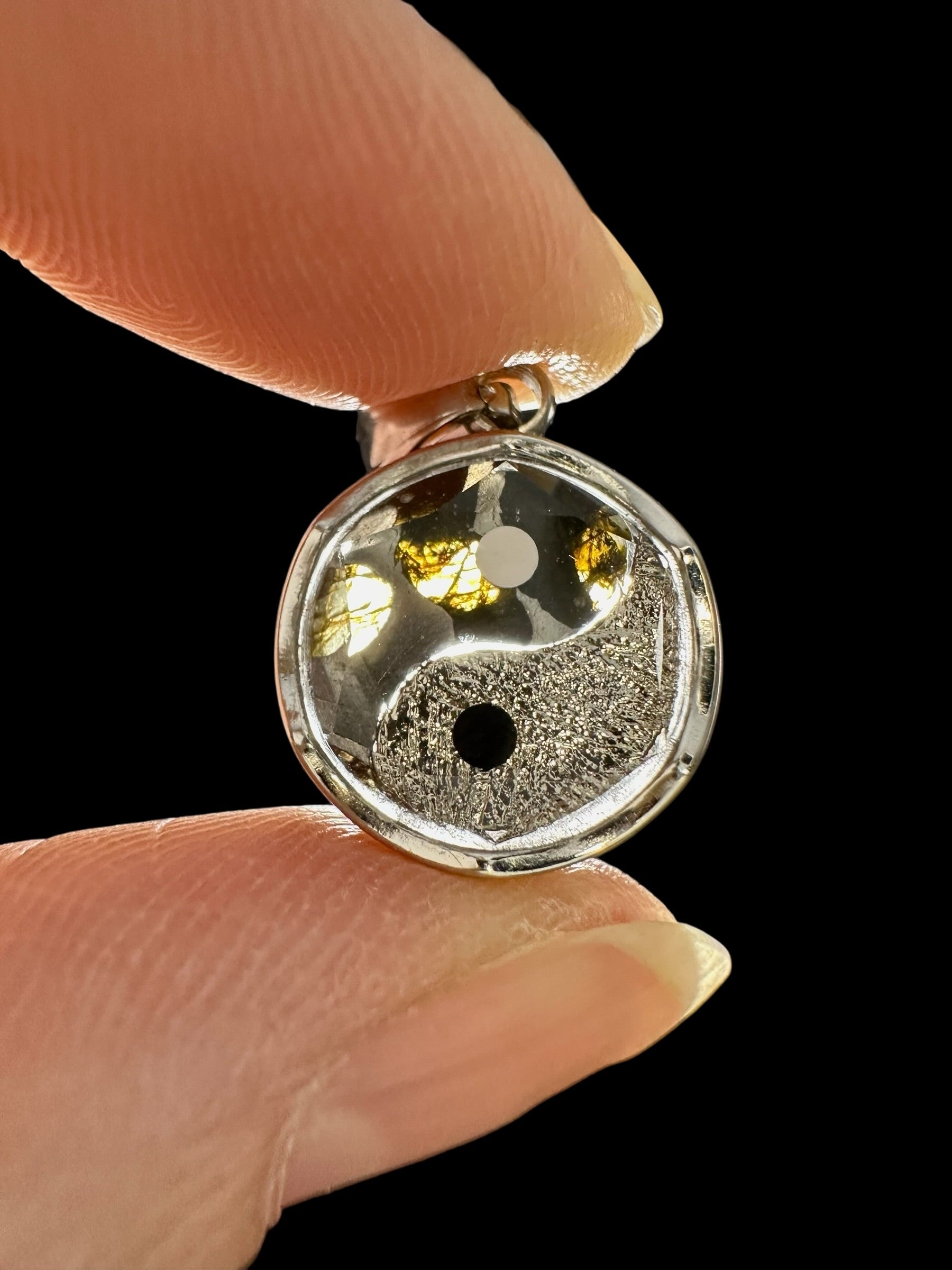 Yin and Yang pendant made from the Aletai and Sericho meteorites - P/M123