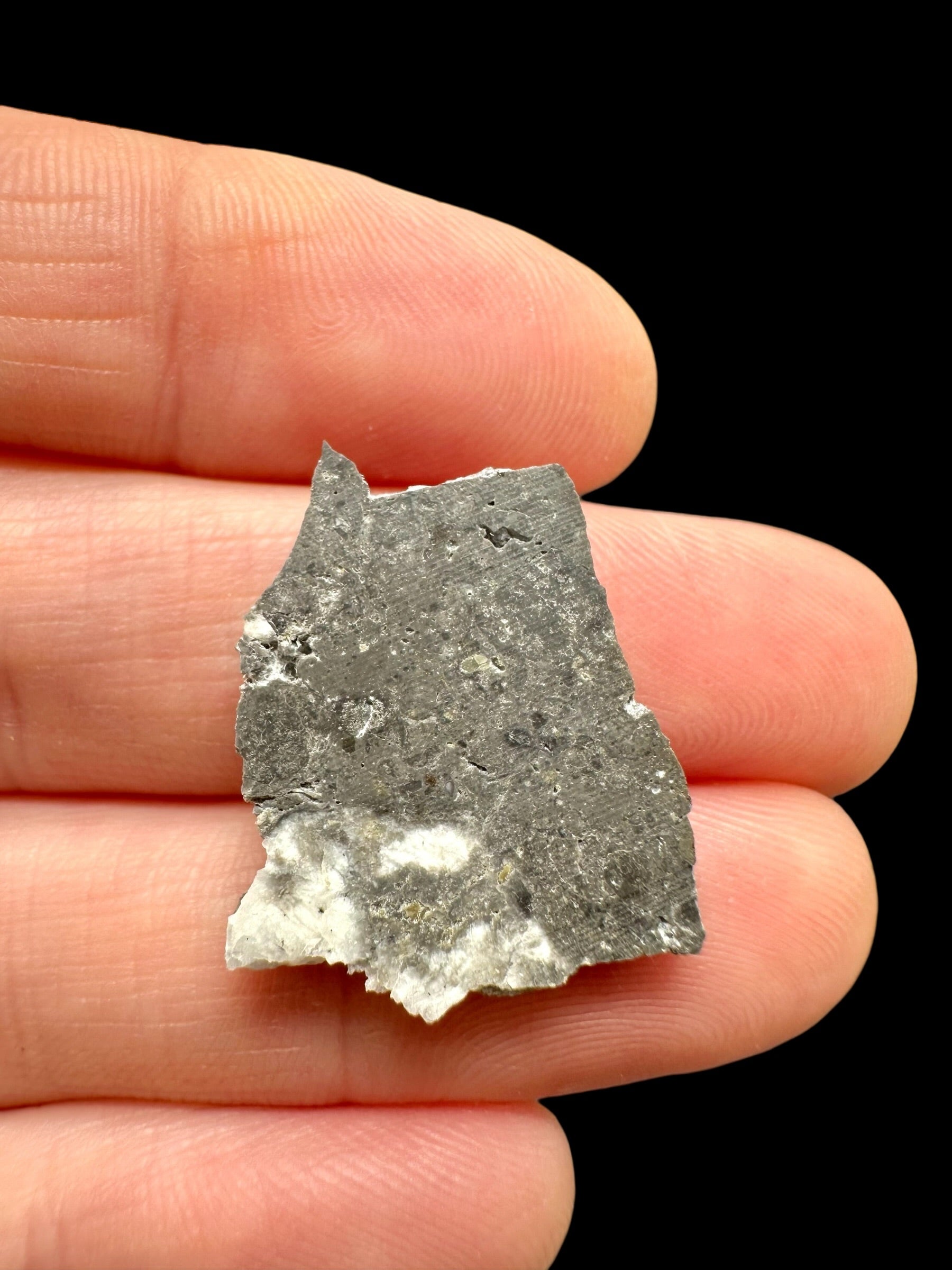 Lunar meteorite NWA 17865 – 1,9g – Algeria - MENWL02