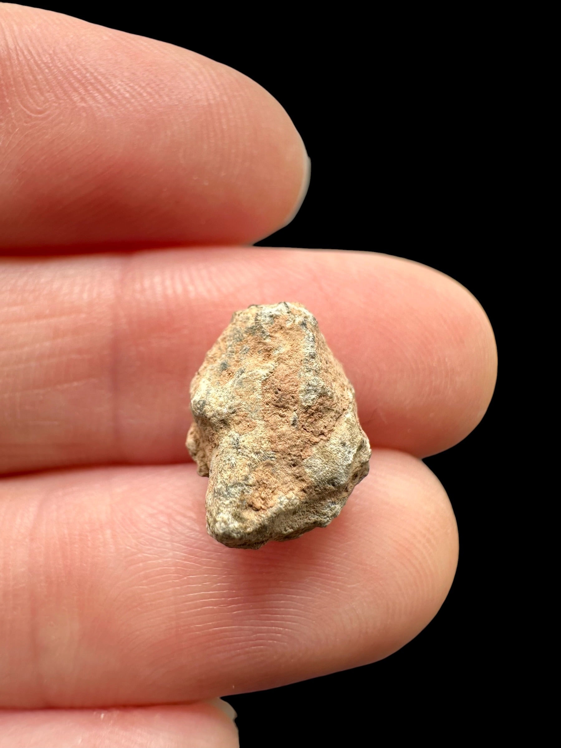 Lunar meteorite Bechar 007 – 0,9g – Algeria - MEBA143