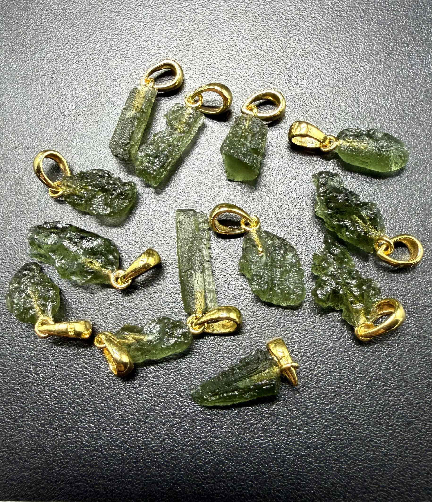 Ciondolo di moldavite placcato oro 1,2-2cm – random piece - SPP/V031