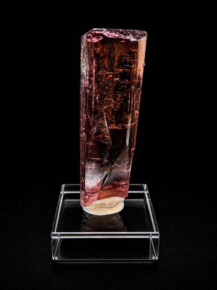 Cristallo prismatico di rubellite grezza rosa e rosso-bruna del Madagascar