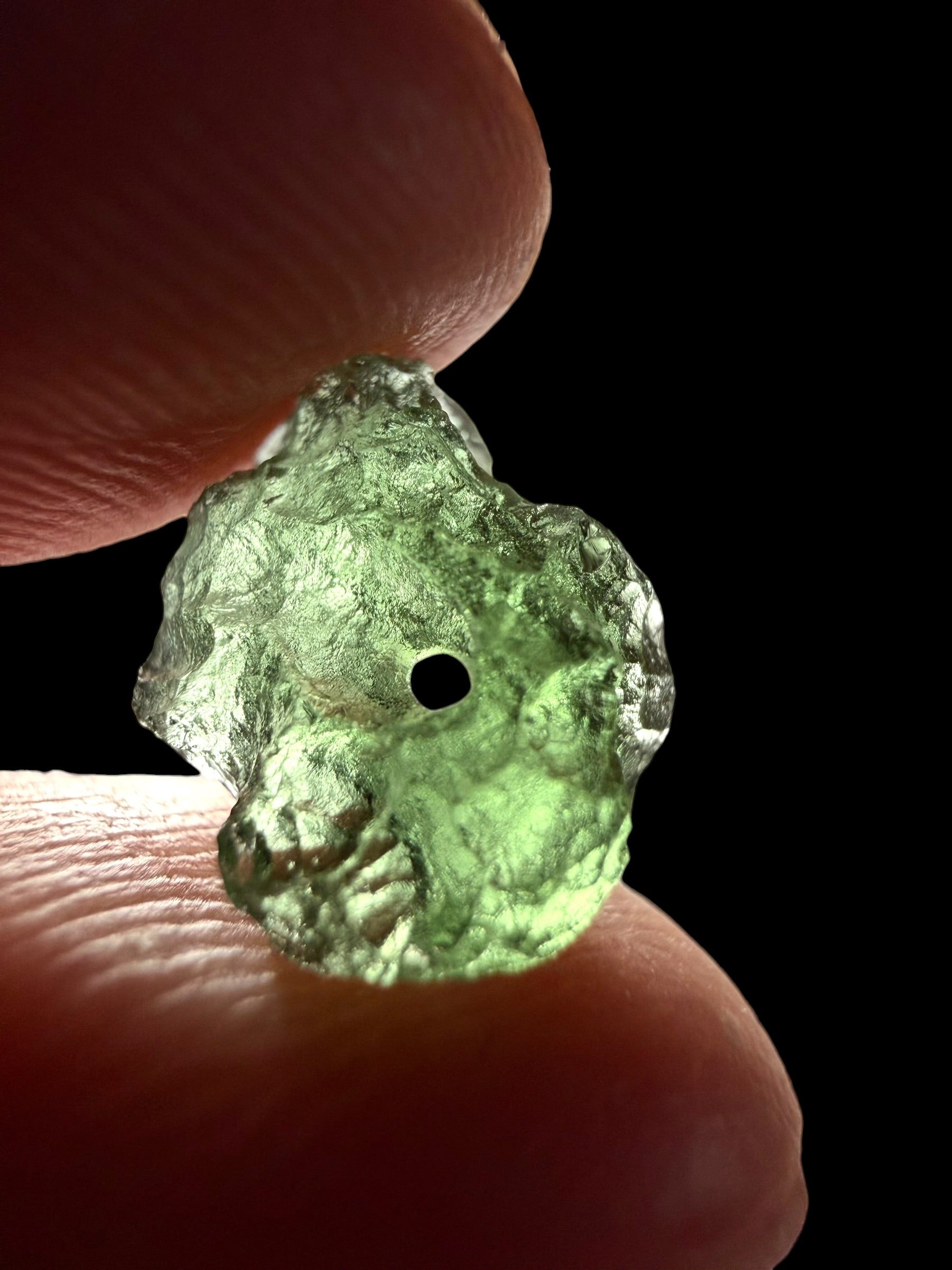 A bead made of raw moldavite 0,7g - VK014