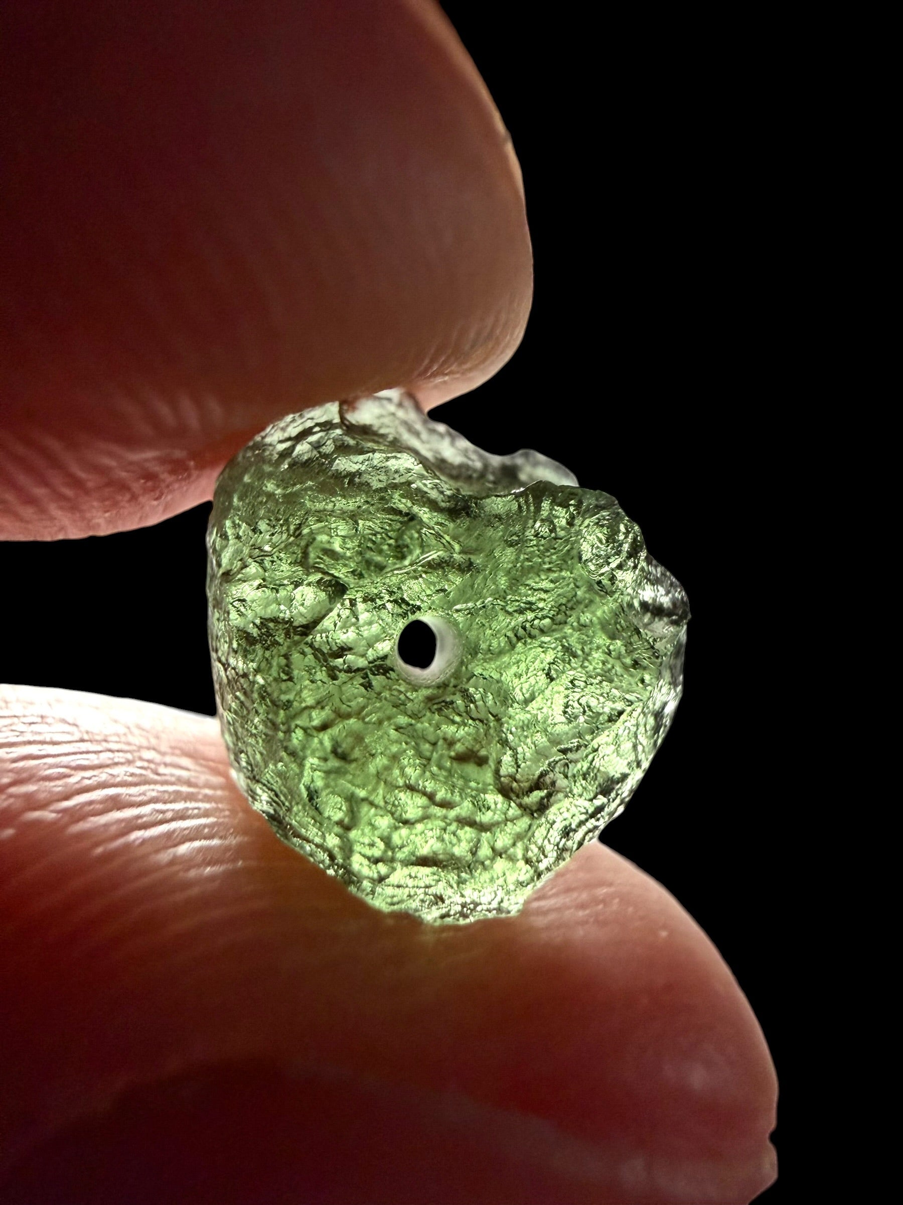 A bead made of raw moldavite 0,7g - VK015