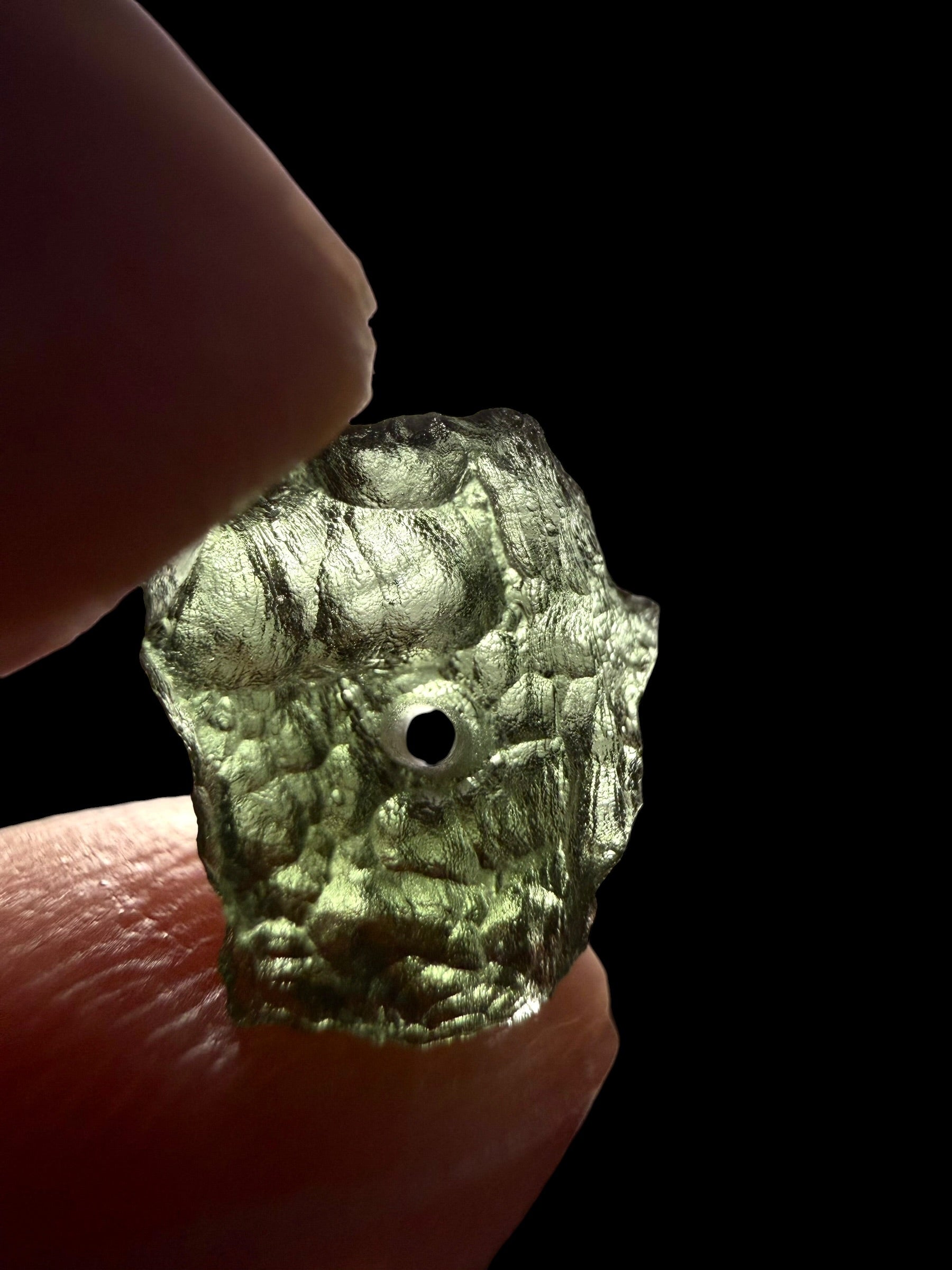 A bead made of raw moldavite 0,5g - VK016