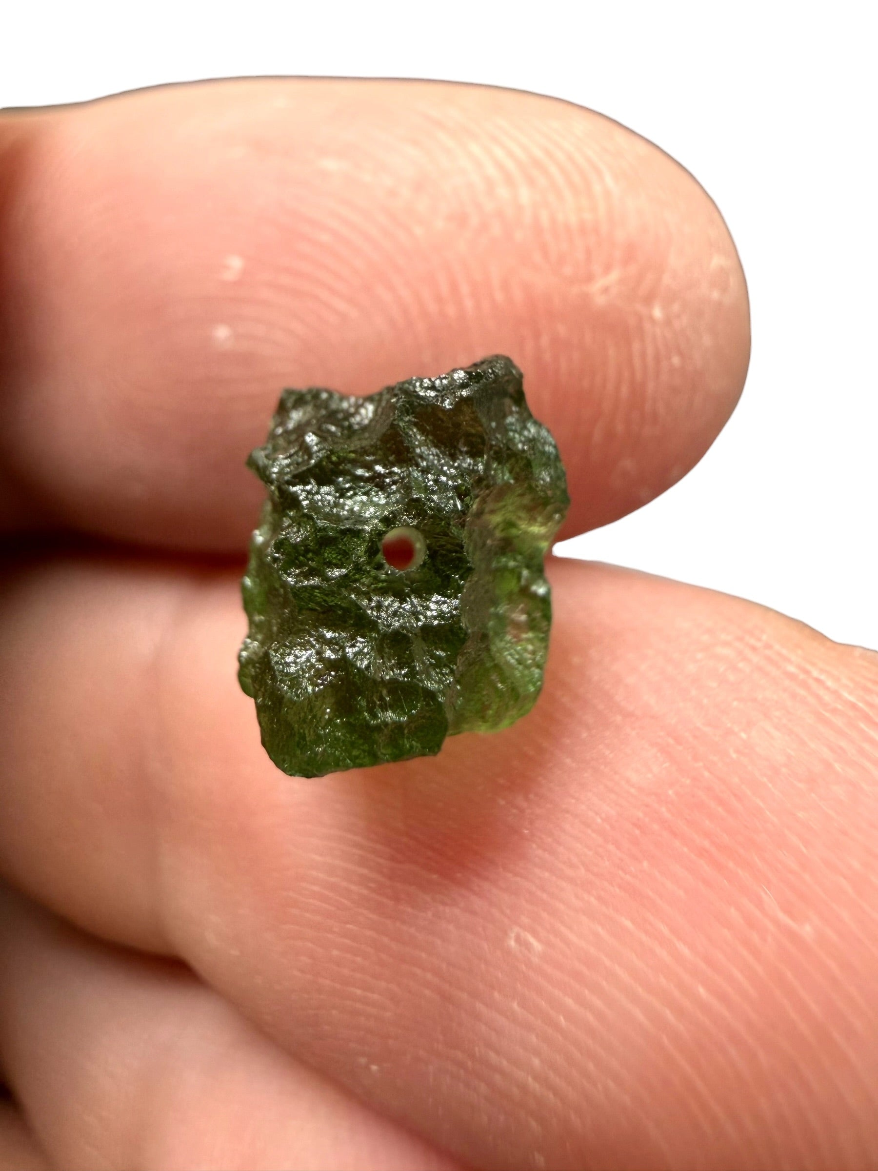 A bead made of raw moldavite 0,62g - VK019