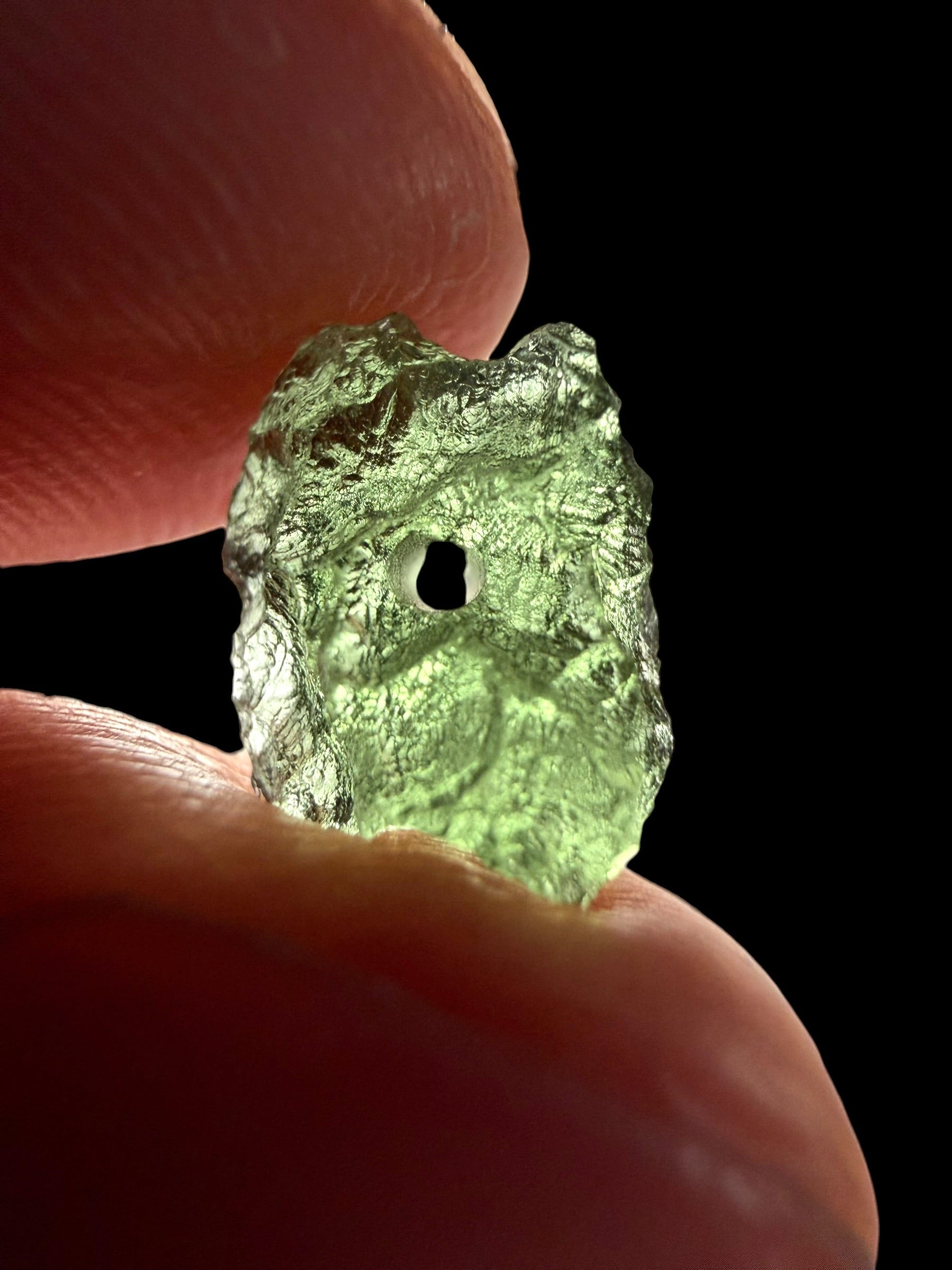 A bead made of raw moldavite 0,62g - VK019