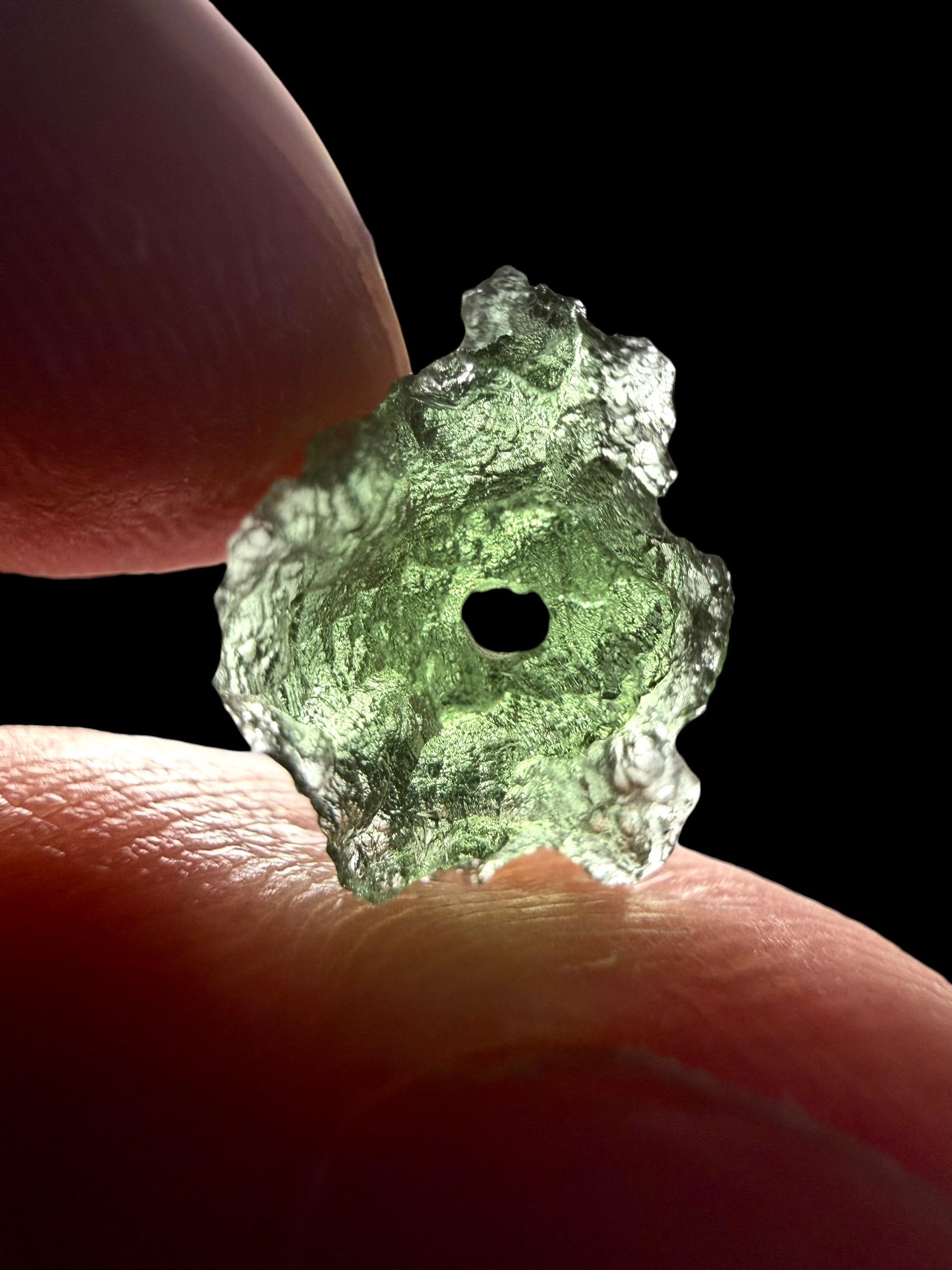 A bead made of raw moldavite 0,78g - VK020
