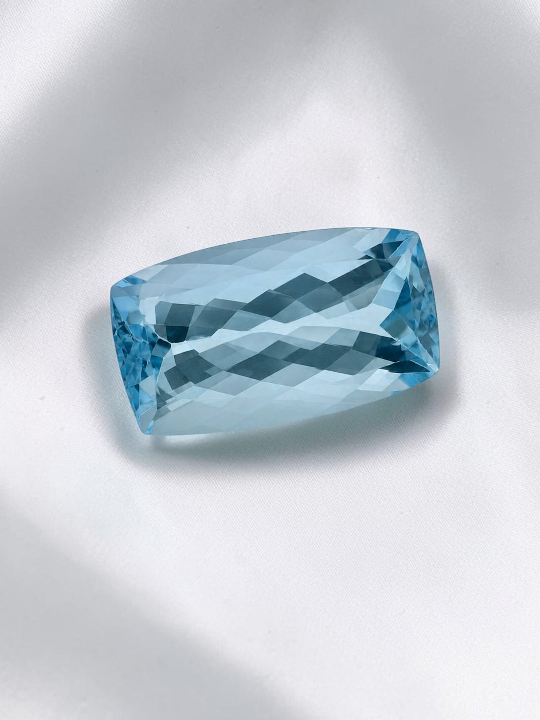 Faceted blue topaz from Brazil 10ct