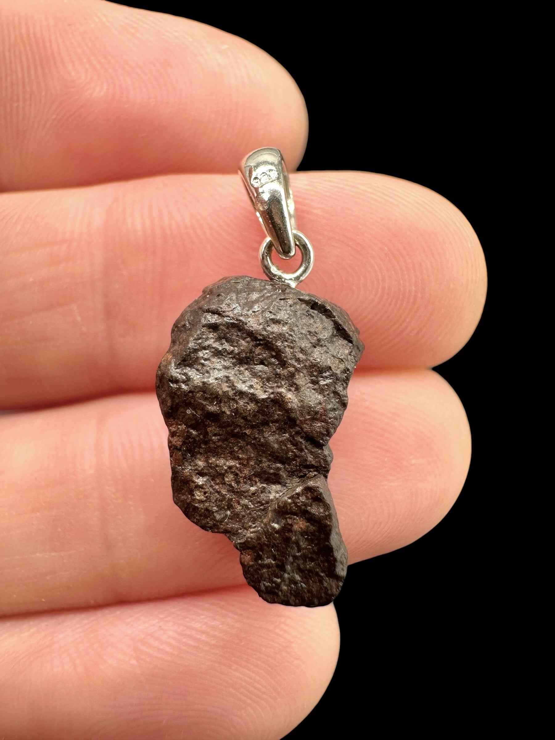 Ciondolo in argento con meteorite NWA X (condrite) 1,7g - SP/KM03