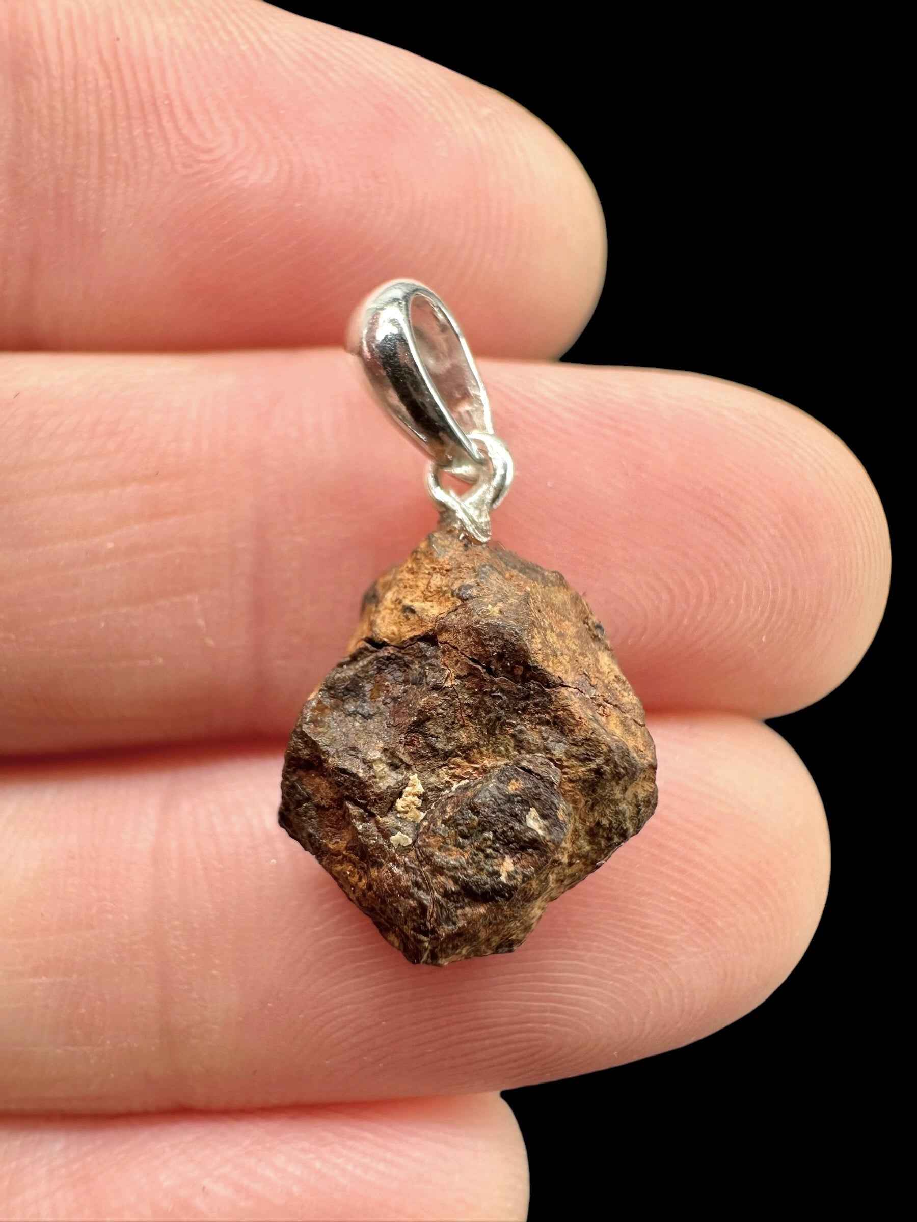 Ciondolo in argento con meteorite NWA X (condrite) 1,5g - SP/KM05