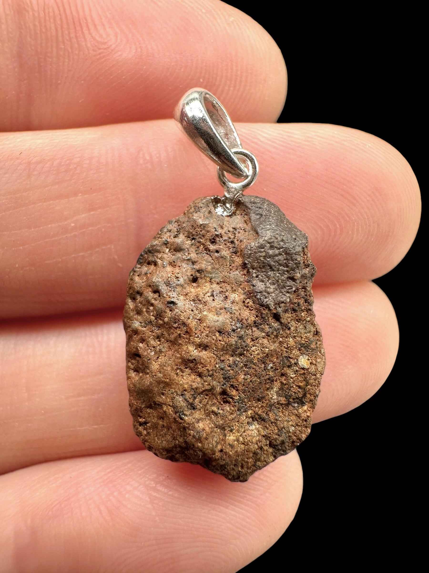 Ciondolo in argento con meteorite NWA X (condrite) 2,8g - SP/KM06