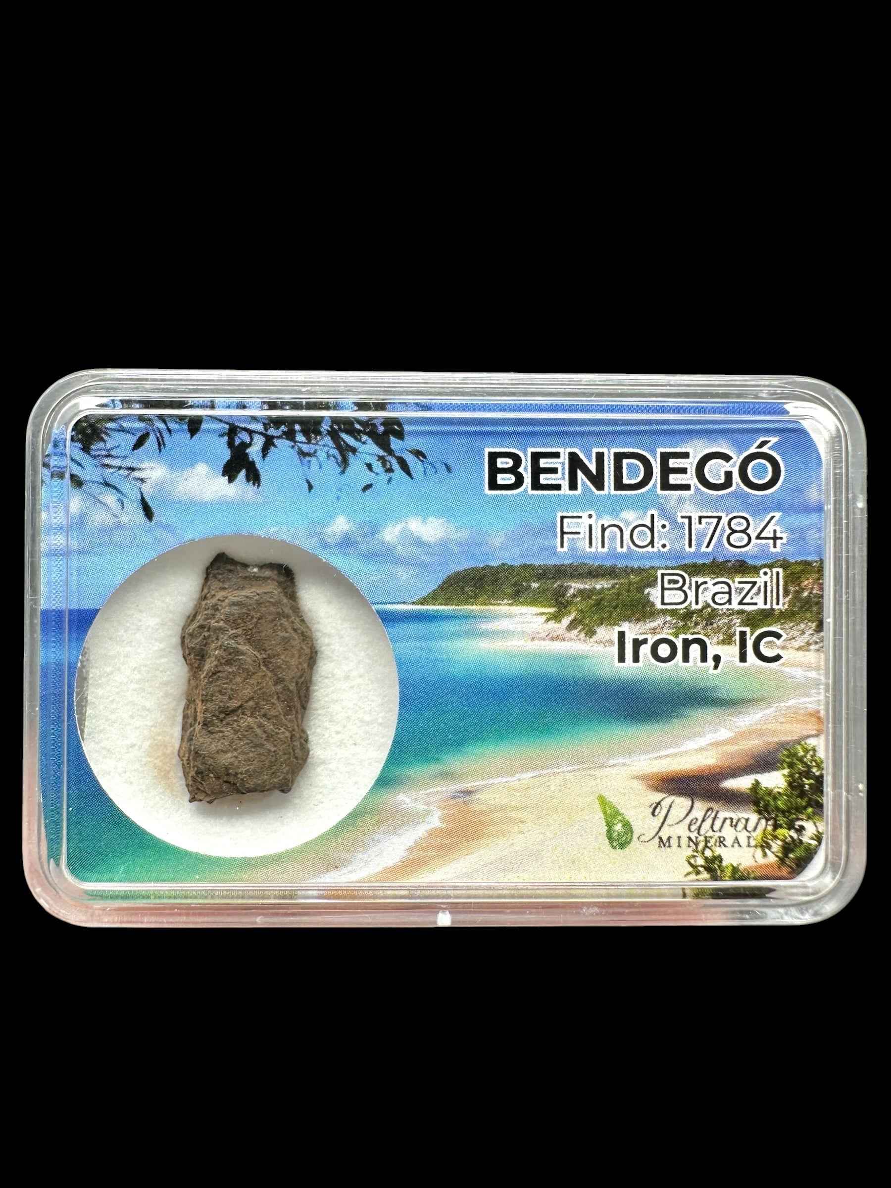 Frammento grezzo di meteorite Bendegó bruno-grigio in scatolina trasparente con etichetta Brazil, Iron IC