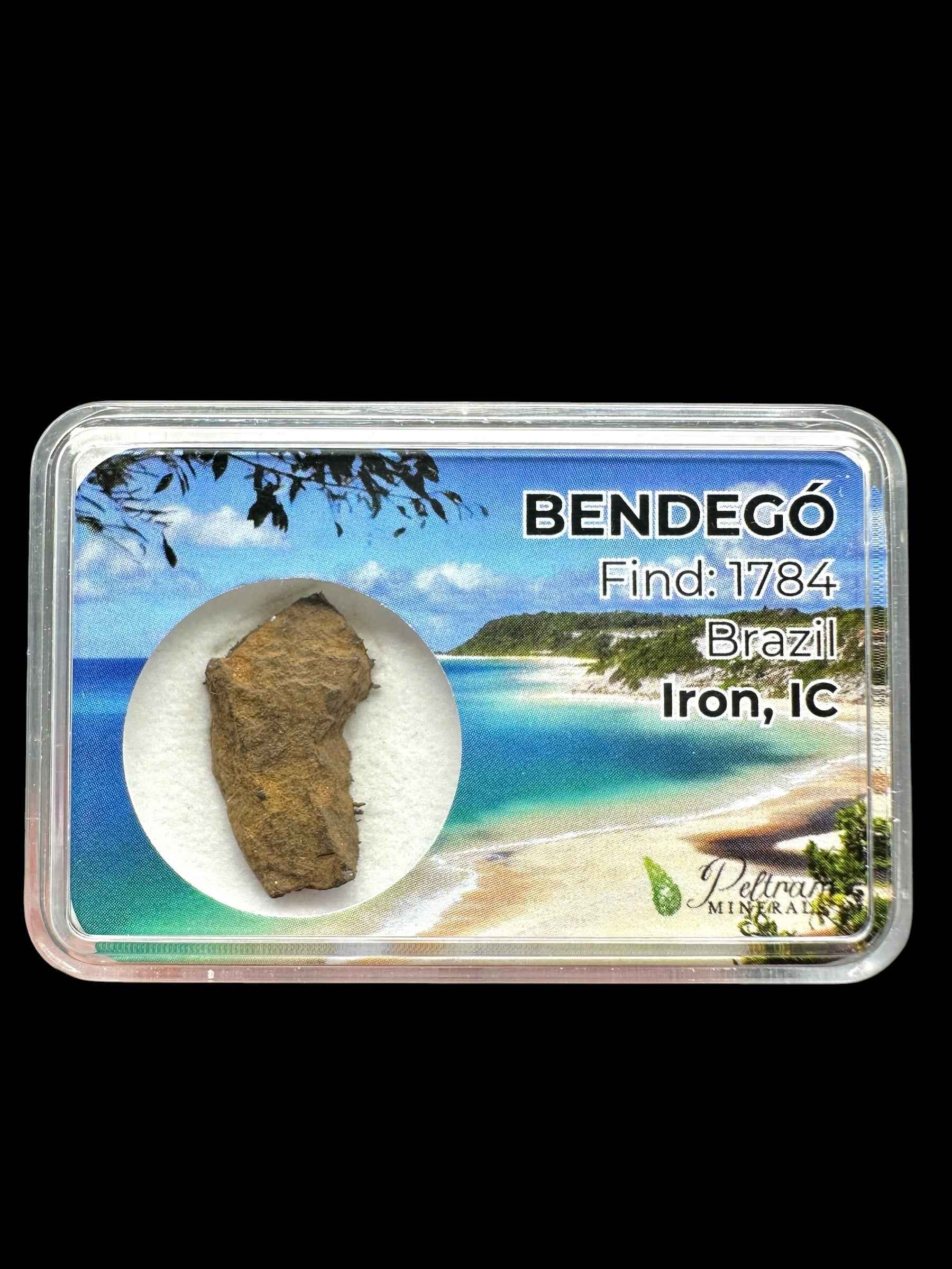 Frammento grezzo di meteorite Bendegó bruno-ocra in scatolina trasparente con cartoncino Brazil Iron IC