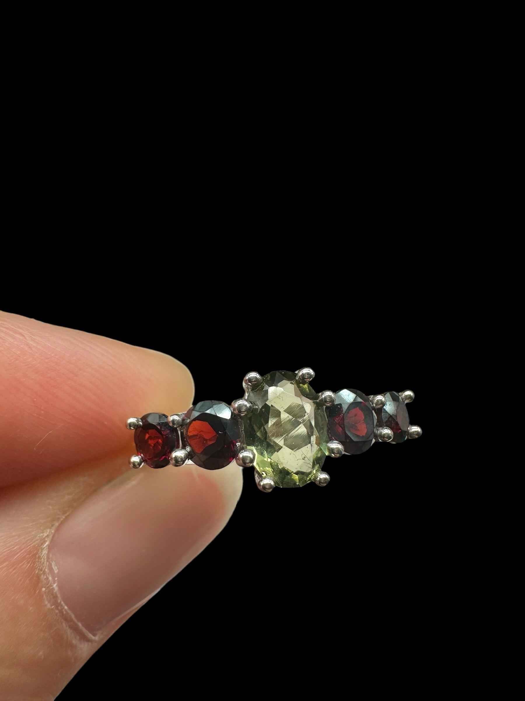 Argento ring with faceted Moldaviti and garnets size 51 - VP76
