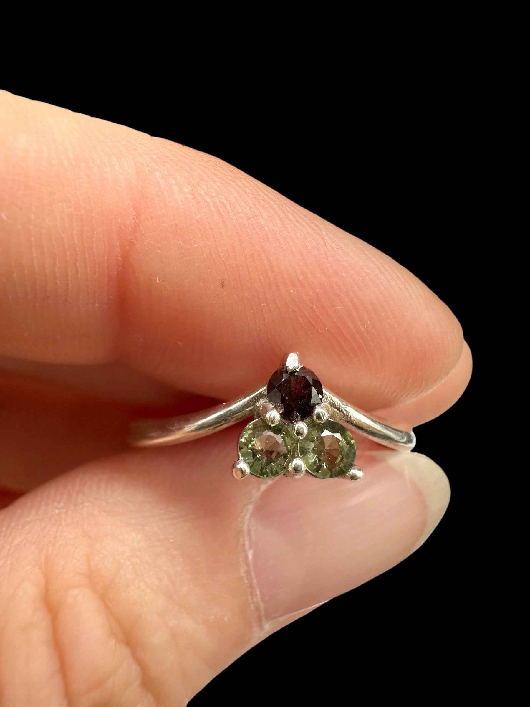 Argento ring with faceted Moldaviti and garnets size 63 - VP86