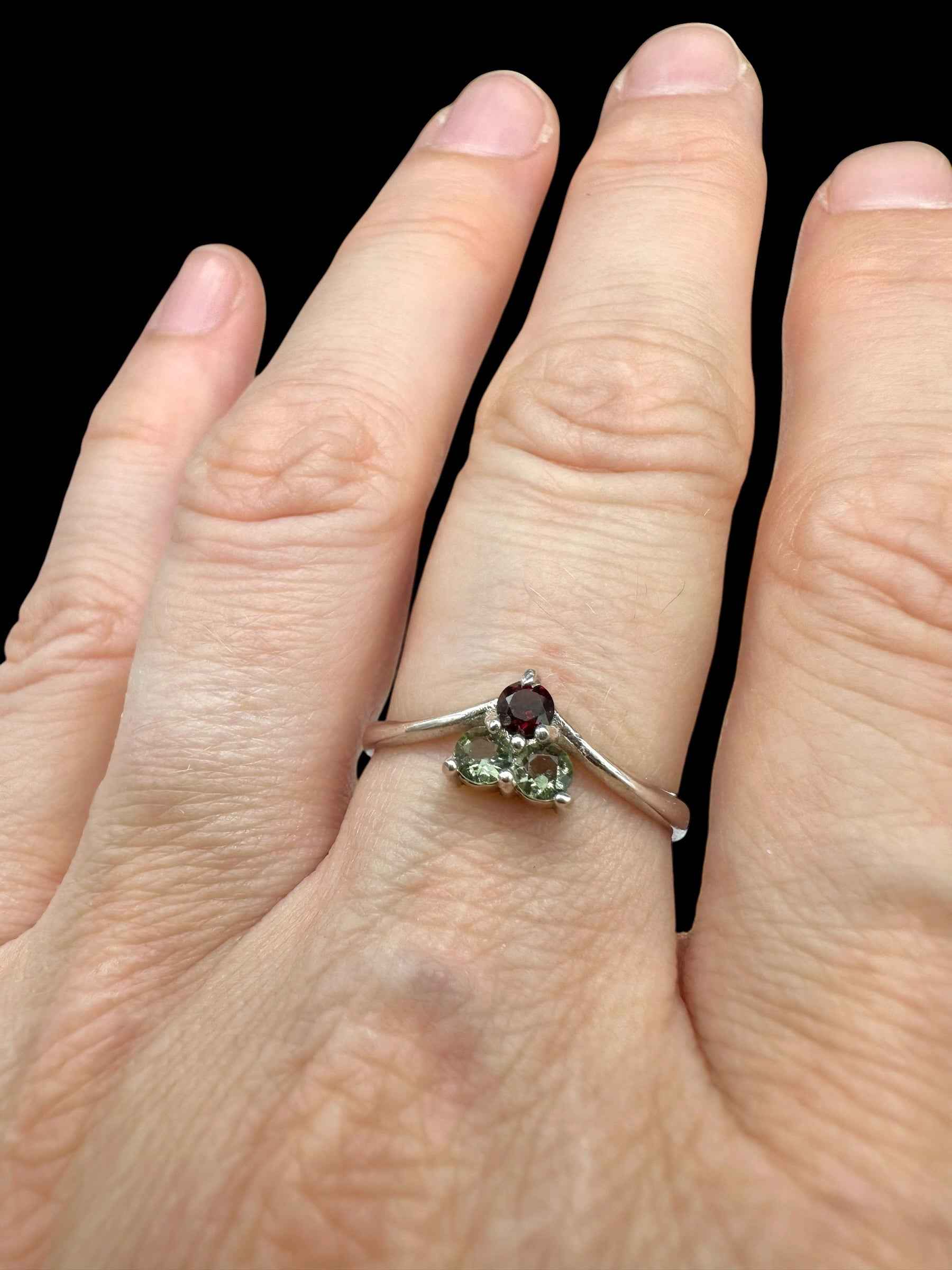 Argento ring with faceted Moldaviti and garnets size 63 - VP86