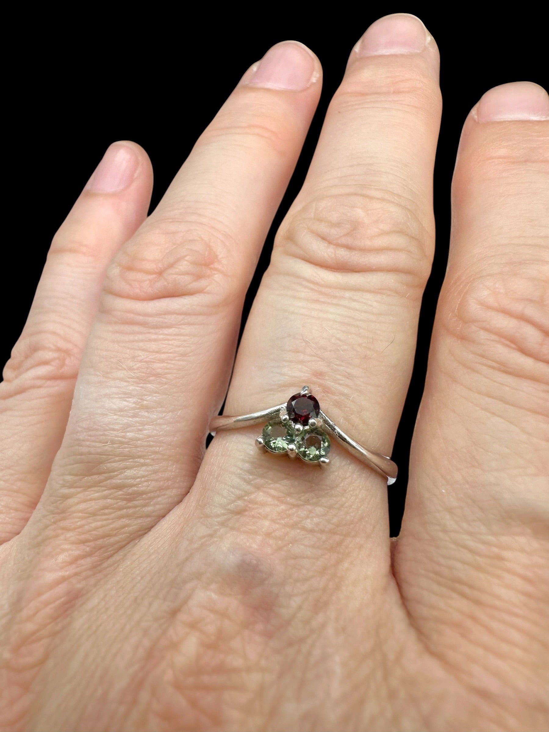 Silver ring with faceted moldavites and garnets size 63