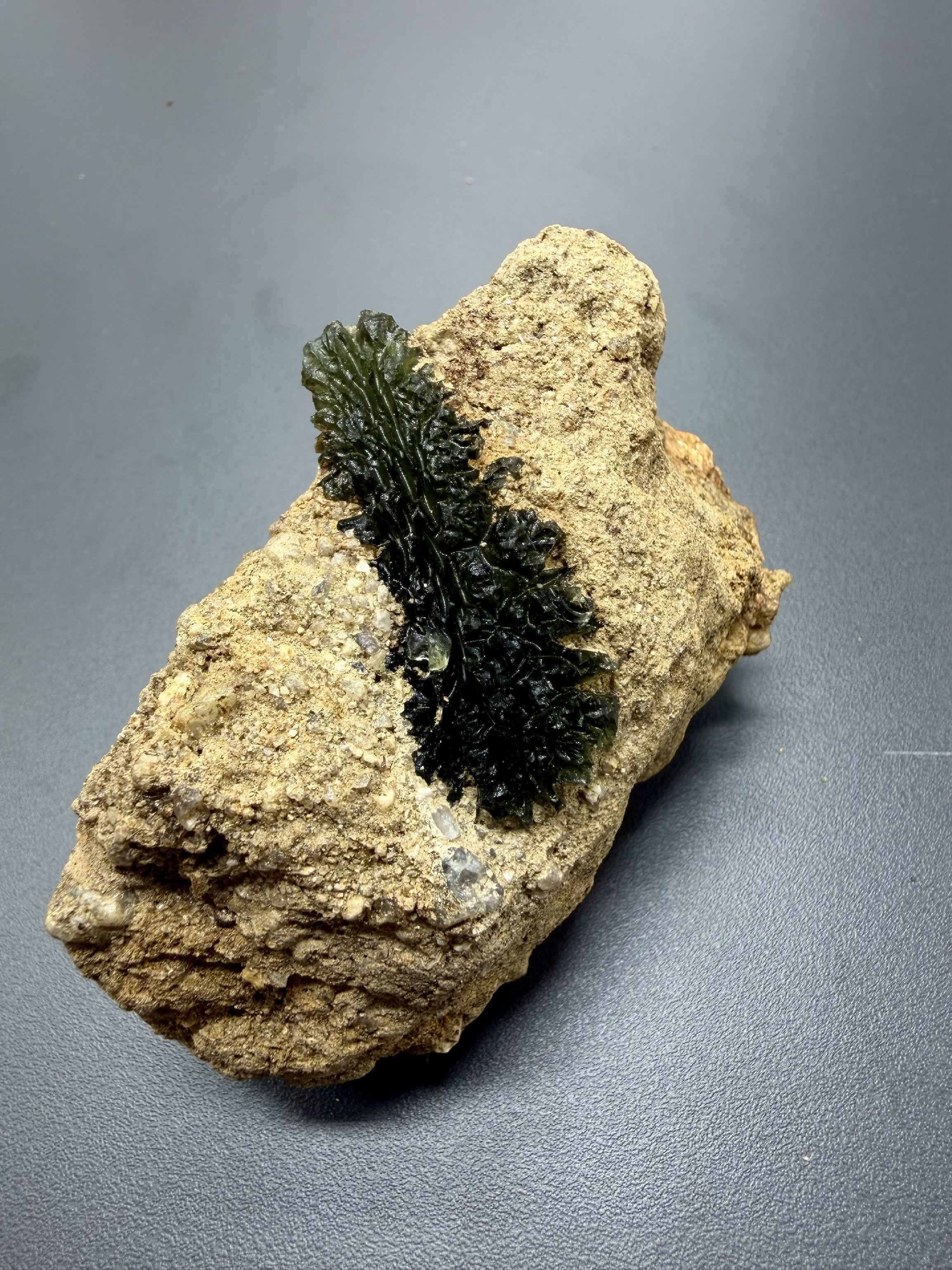 Moldavite nel sedimento – Nesmen - Prasecak - INS069