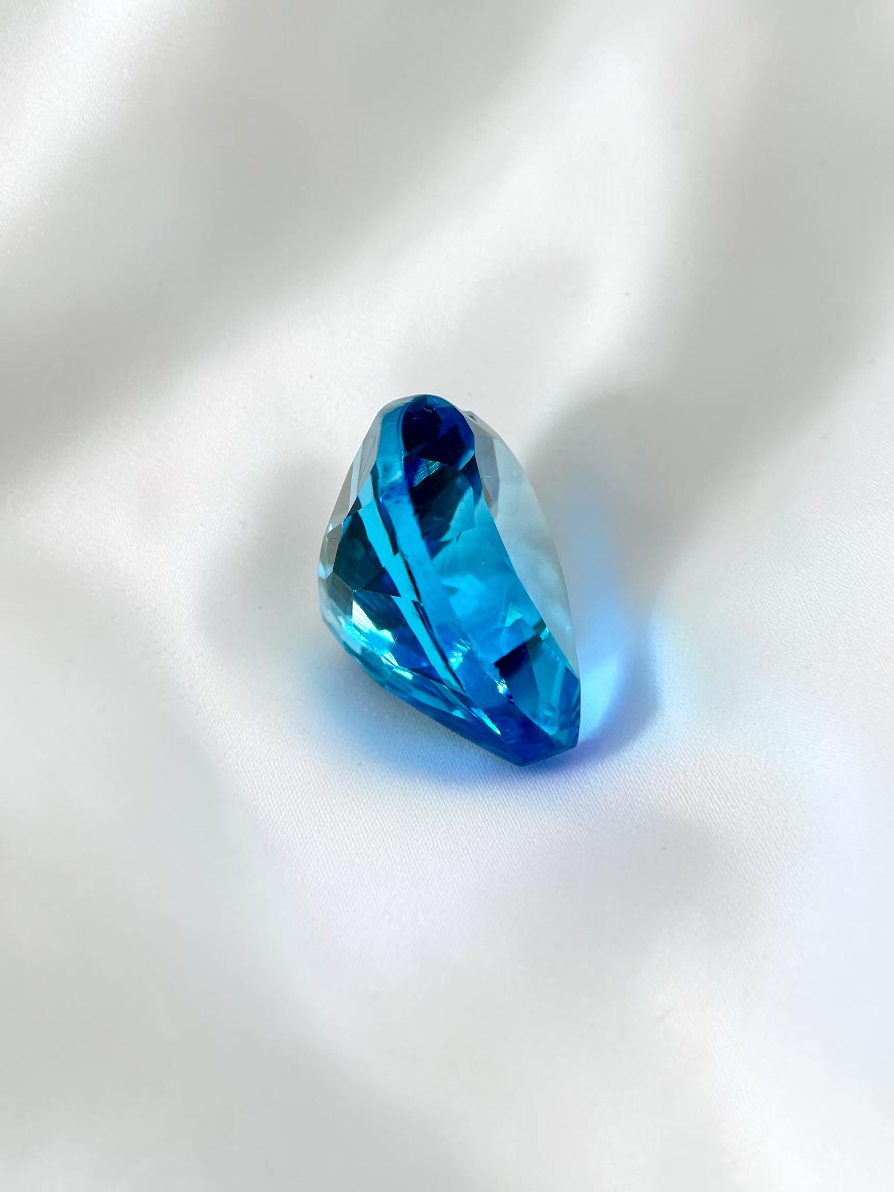 Faceted Heart-Shaped Swiss Blue Topaz from Sri Lanka → random choice - BT10