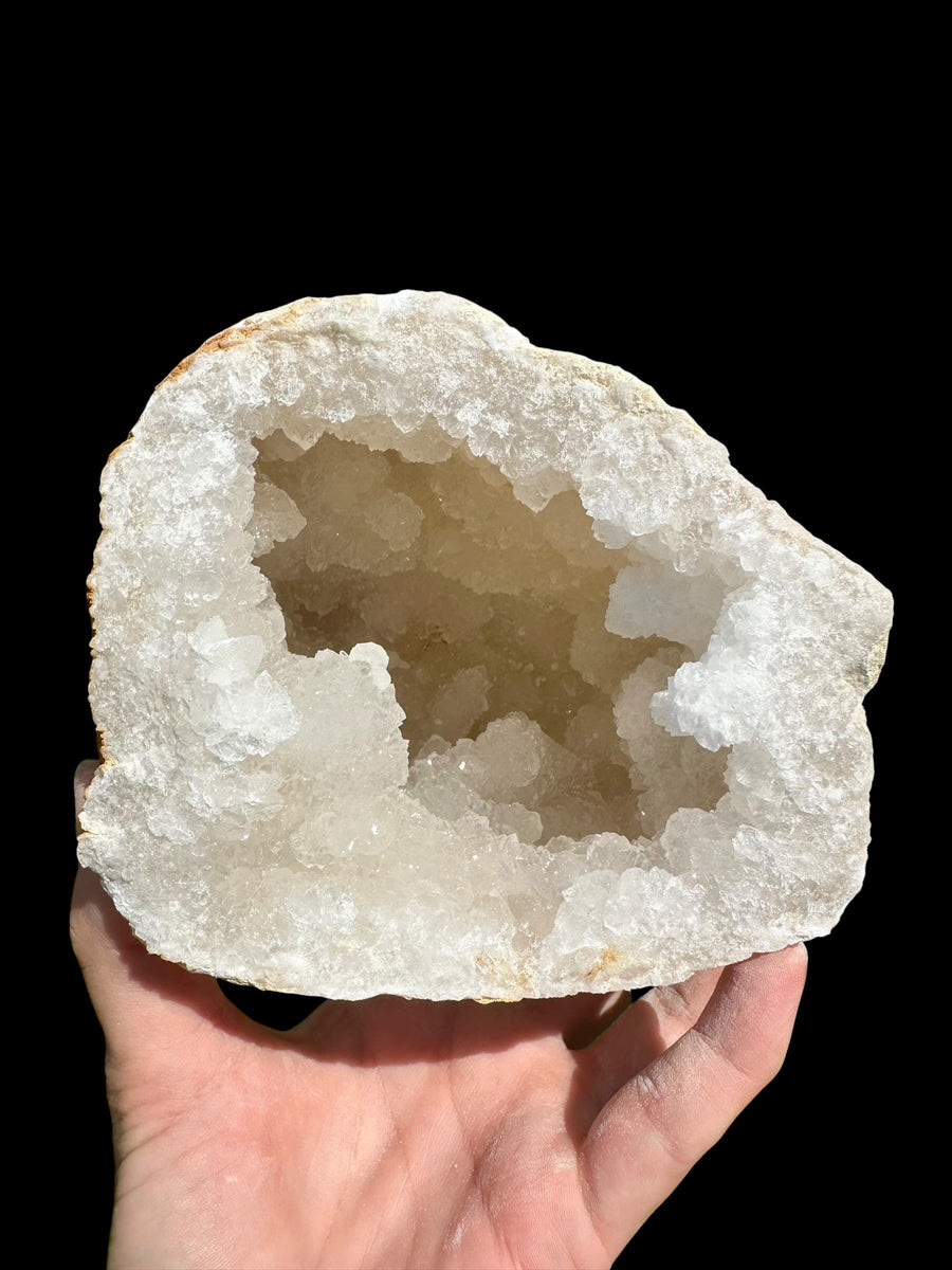 Mezza geode di quarzo grezzo del Marocco con cristalli bianchi e cuore beige