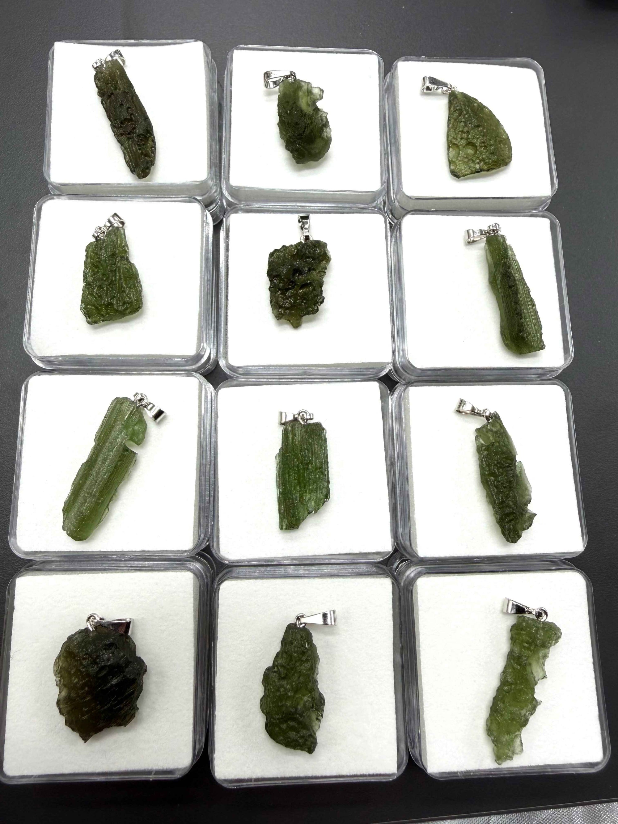 Ciondolo di moldavite in a box – random piece - VK13