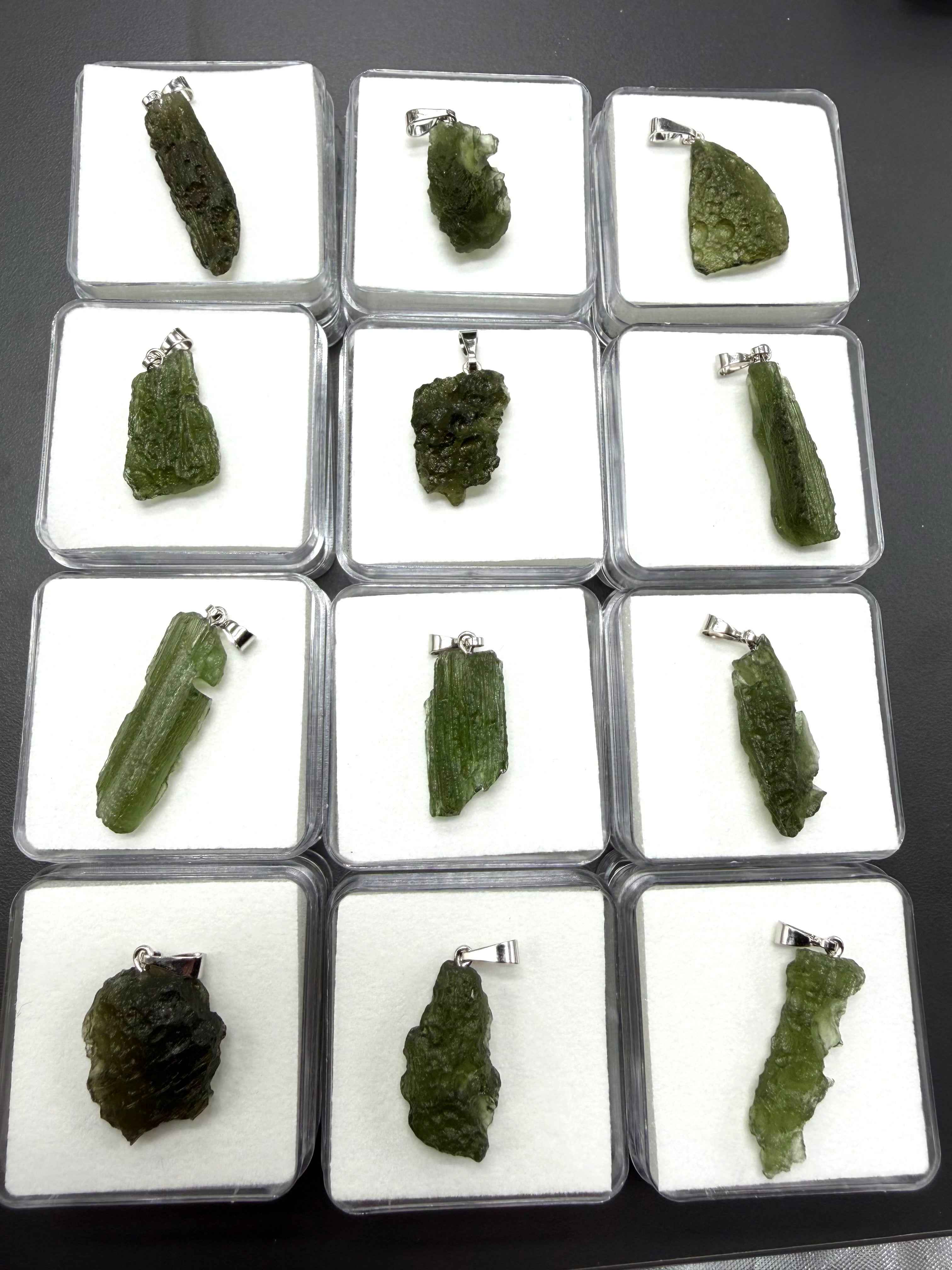 Ciondolo di moldavite in a box – random piece - VK13