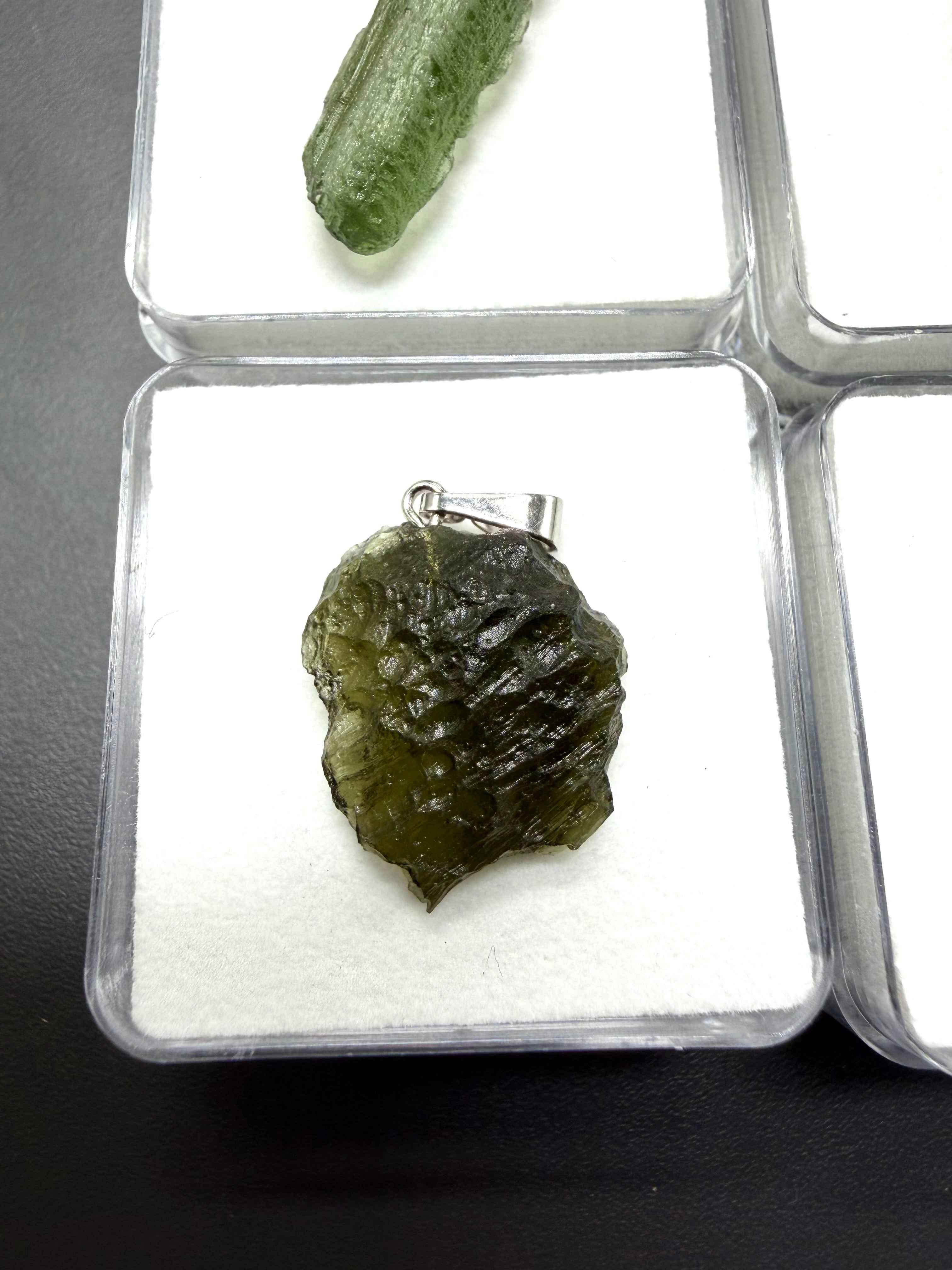 Ciondolo di moldavite in a box – random piece - VK13